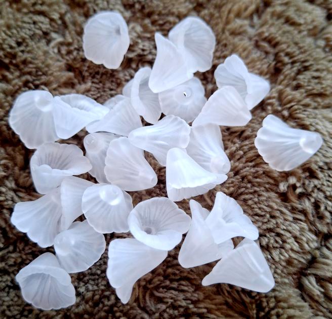 Witte acryl kelkjes. 25 stuks. 9.1x11,2 mm, Ophalen of Verzenden, Nieuw, Kraal