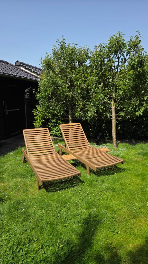 2 duurzame teakhouten ligstoelen met uitschuifbaar tafeltje, Tuin en Terras, Ligbedden, Ophalen, Zo goed als nieuw, Teakhout, Verstelbaar
