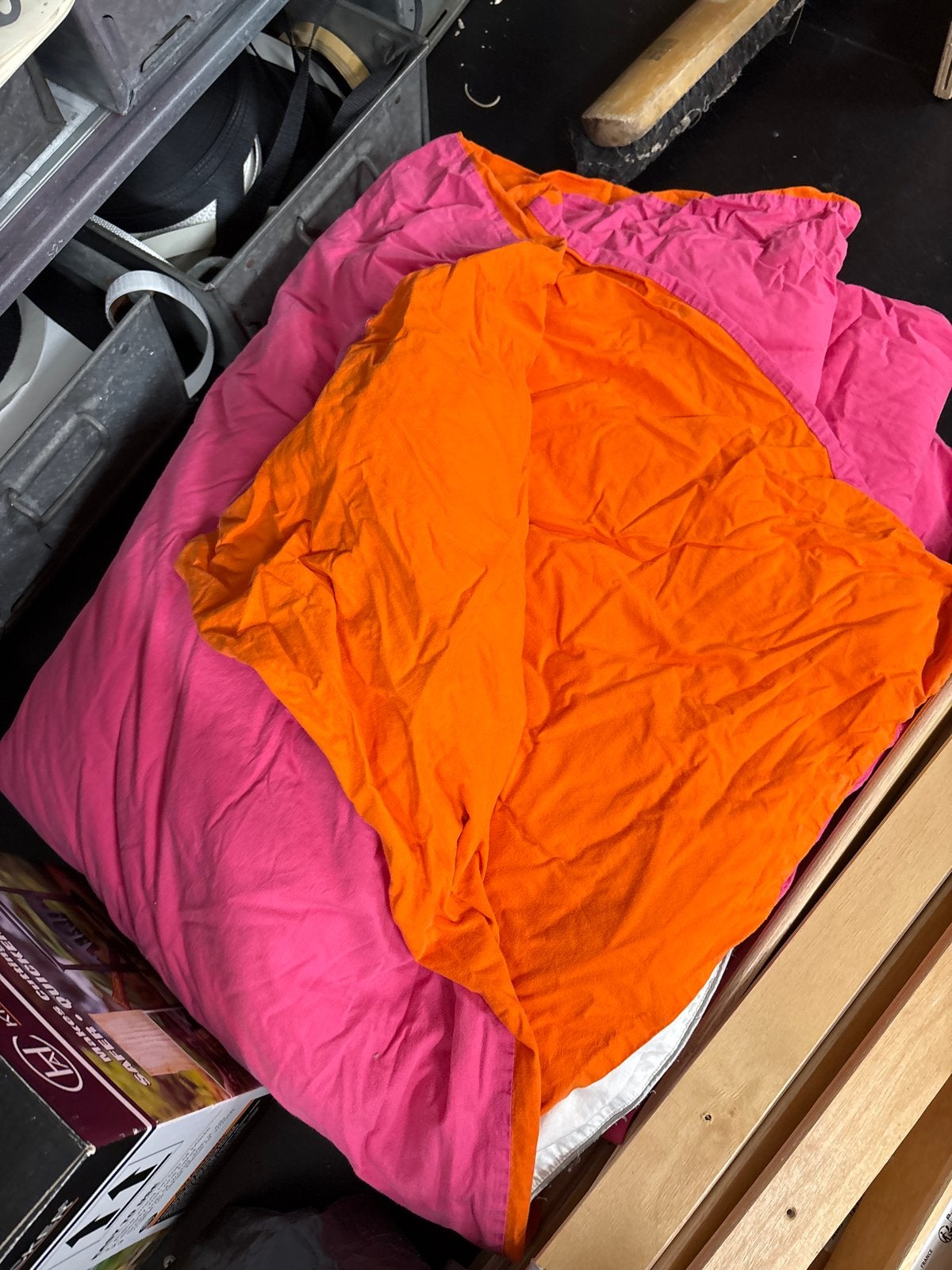 Gratis. Eenpersoons dekbed met roze/oranje overtrek  Gratis, Gebruikt, Eenpersoons, Meerkleurig, Ophalen of Verzenden