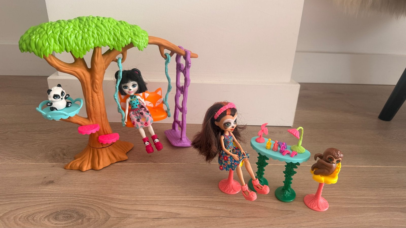 Enchantimals boomschommel en nagelsalon, Ophalen of Verzenden, Zo goed als nieuw, Overige typen