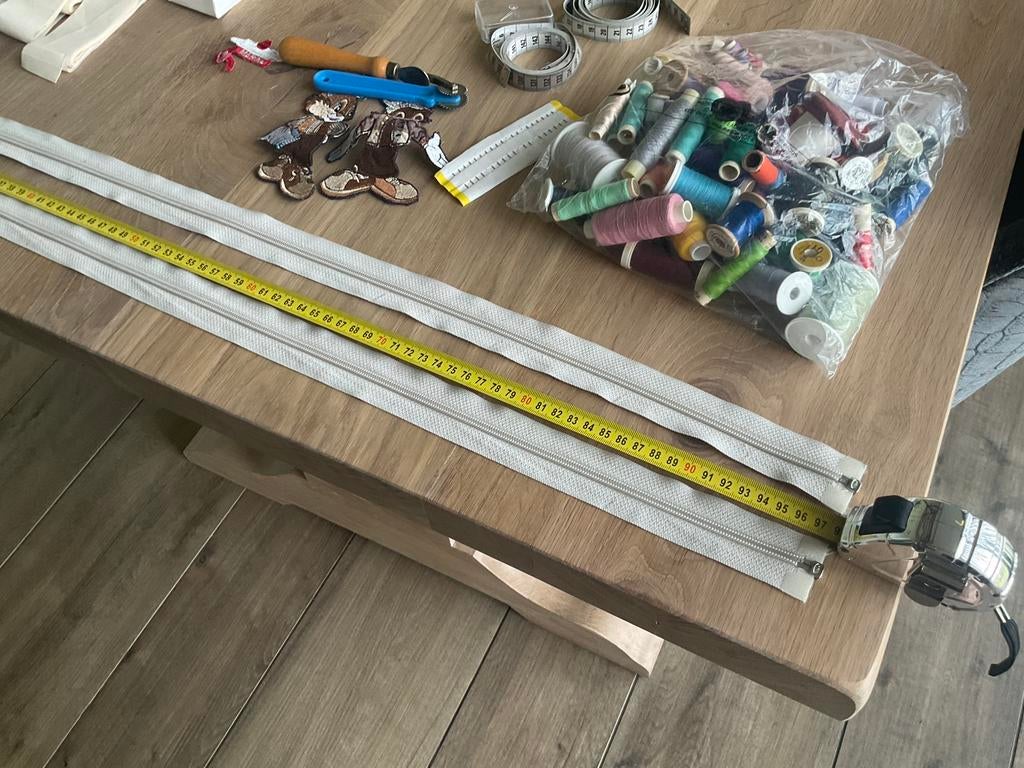 naaiaccessoires, veel naaigaren waaronder twee lange ritsen, Ophalen of Verzenden