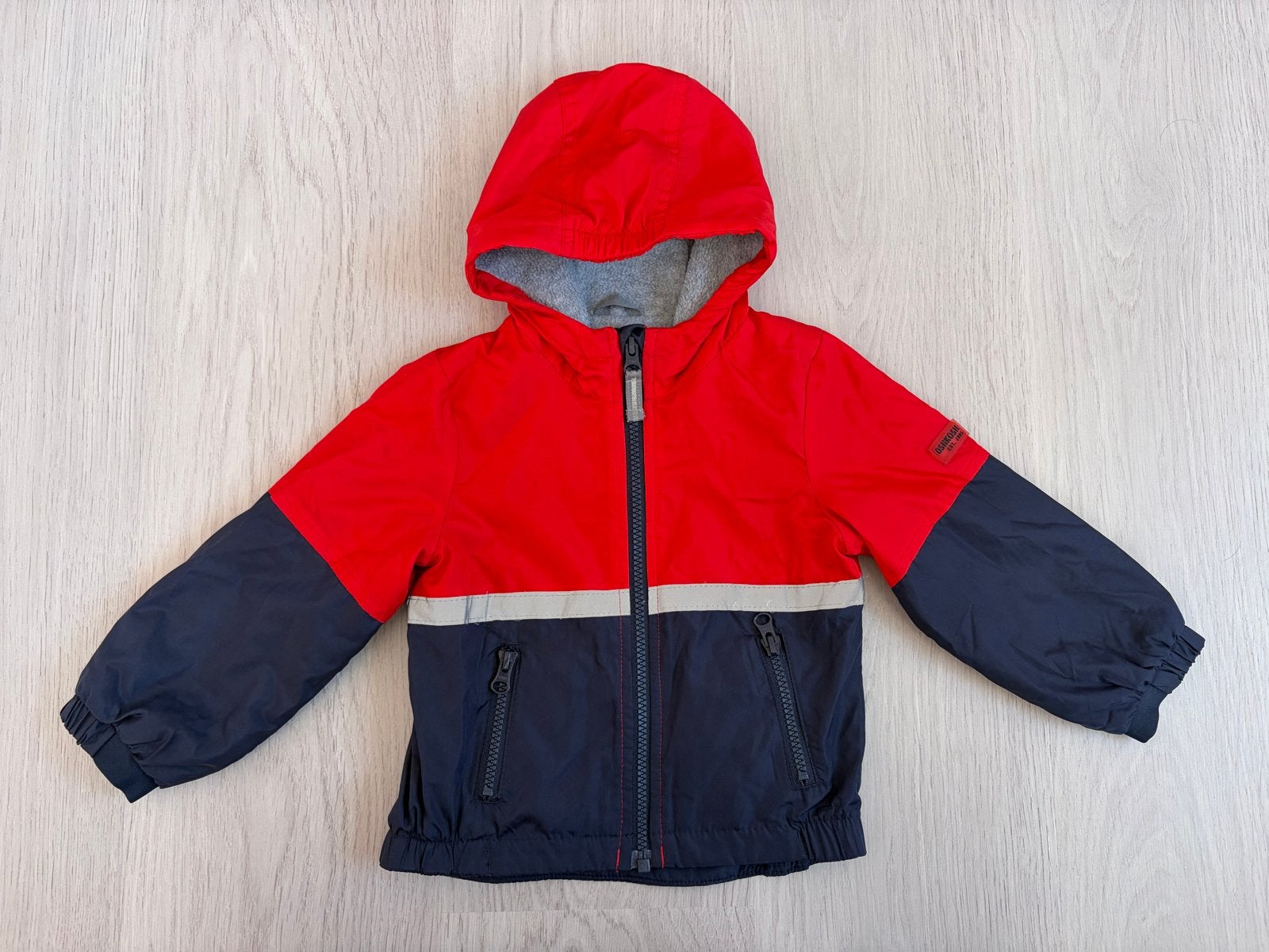 OshKosh B'gosh jasje rood/blauw - maat 24M/92, Ophalen, Zo goed als nieuw, Jongen of Meisje