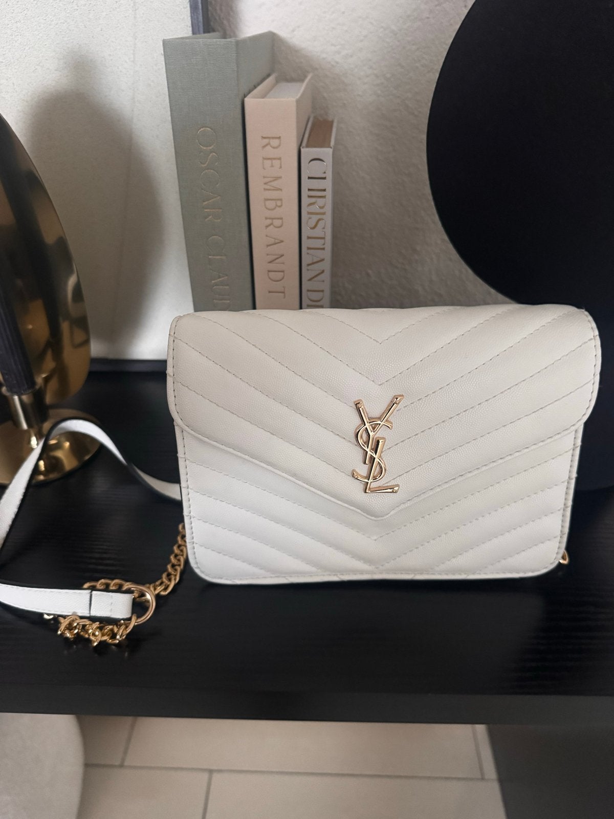 Stijlvolle Witte Schoudertas met Gouden Details, Ophalen of Verzenden, Zo goed als nieuw, Wit, Schoudertasje