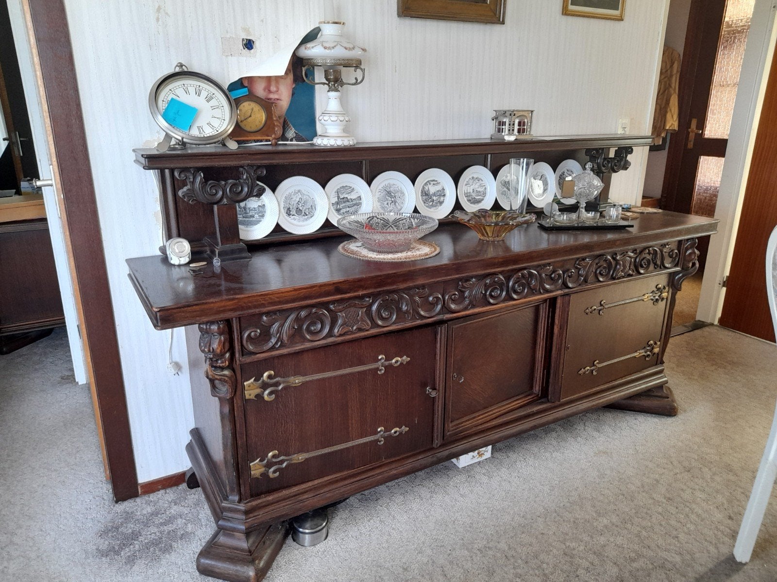 Antiek dressoir met sierlijk houtsnijwerk en klein kastje, Antiek en Kunst, Antiek | Meubels | Kasten, Ophalen