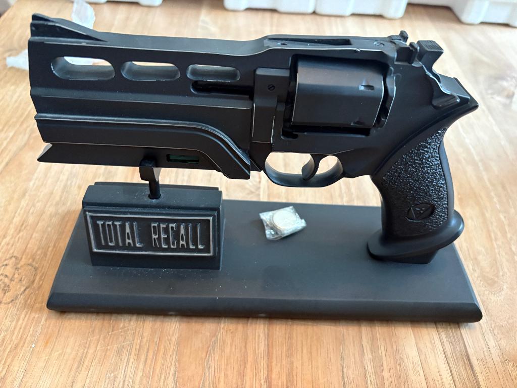 Total Recall Blaster Replica Prop life size lifesize, Verzamelen, Ophalen of Verzenden, Zo goed als nieuw, Film, Beeldje, Replica of Model