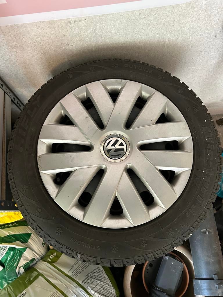 Winterbanden 185/60 R15 op stalen velg incl VW wieldoppen, Auto-onderdelen, Banden en Velgen, Banden en Velgen, Winterbanden, 15 inch