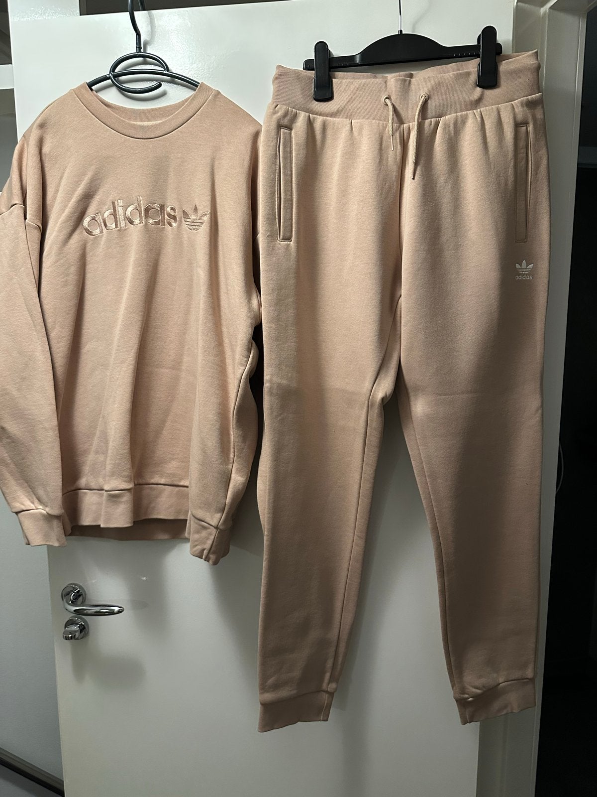 Adidas Originals Boyfriend Crew Sweatshirt & Joggers, Maat 38/40 (M), Beige, Nieuw, Ophalen of Verzenden