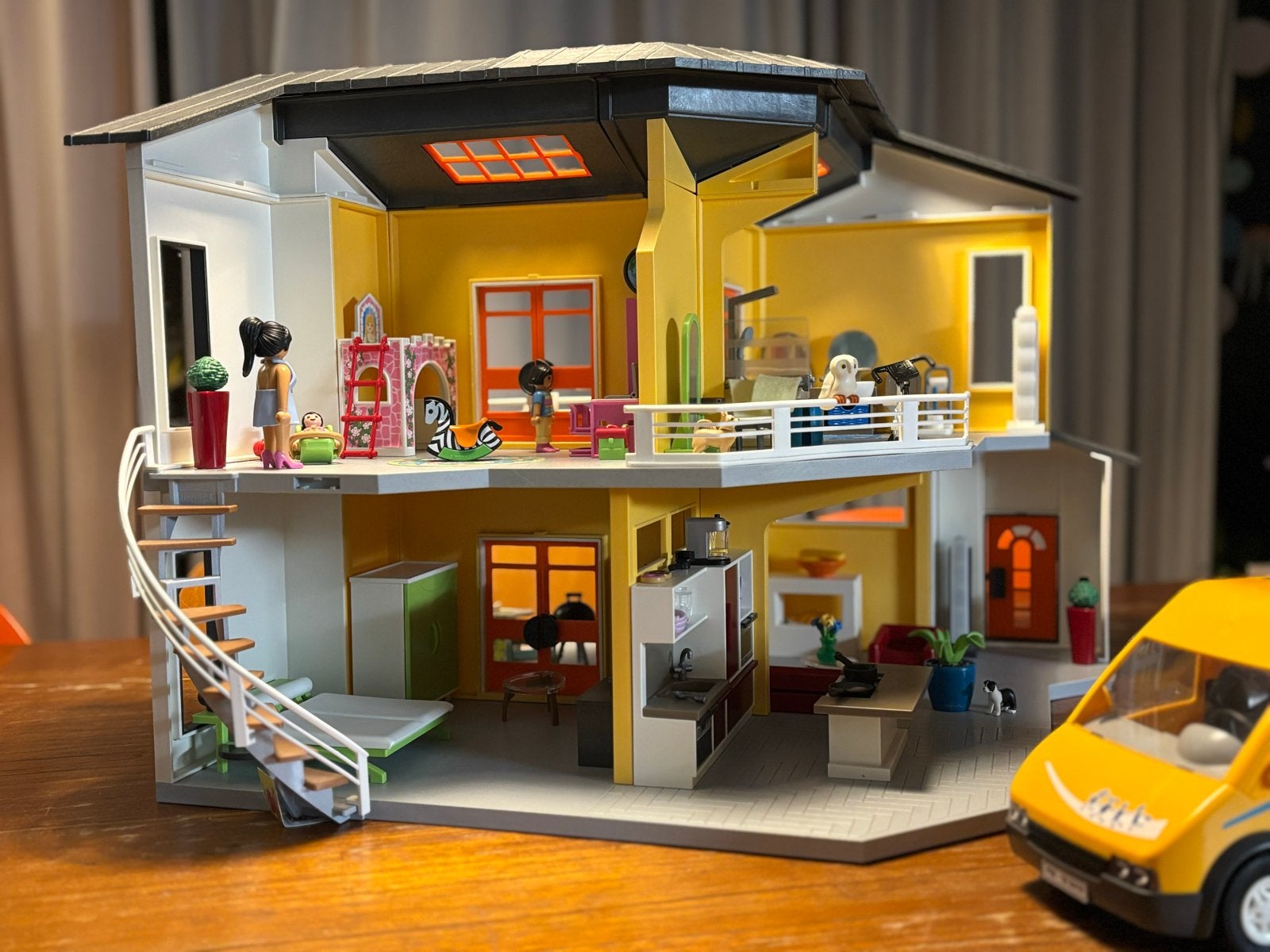 Playmobil Huis met extra verdieping, inrichting en ambulance, Ophalen, Gebouw, Complete set, Zo goed als nieuw