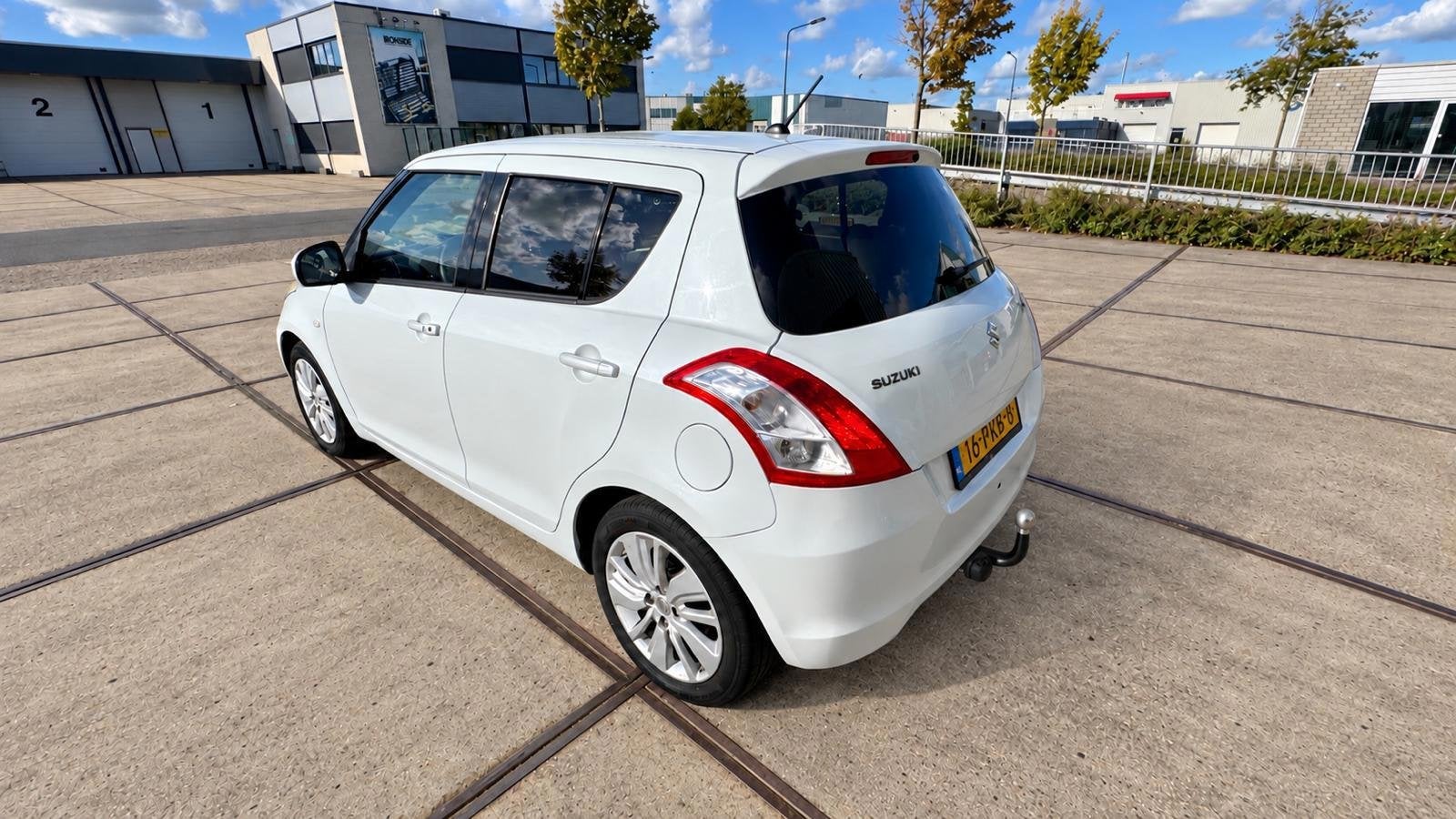 Suzuki Swift 1.2 Exclusive EASSS Carplay/Cruise/Trekhaak/Air, Voorwielaandrijving, Gebruikt, 4 cilinders, 400 kg
