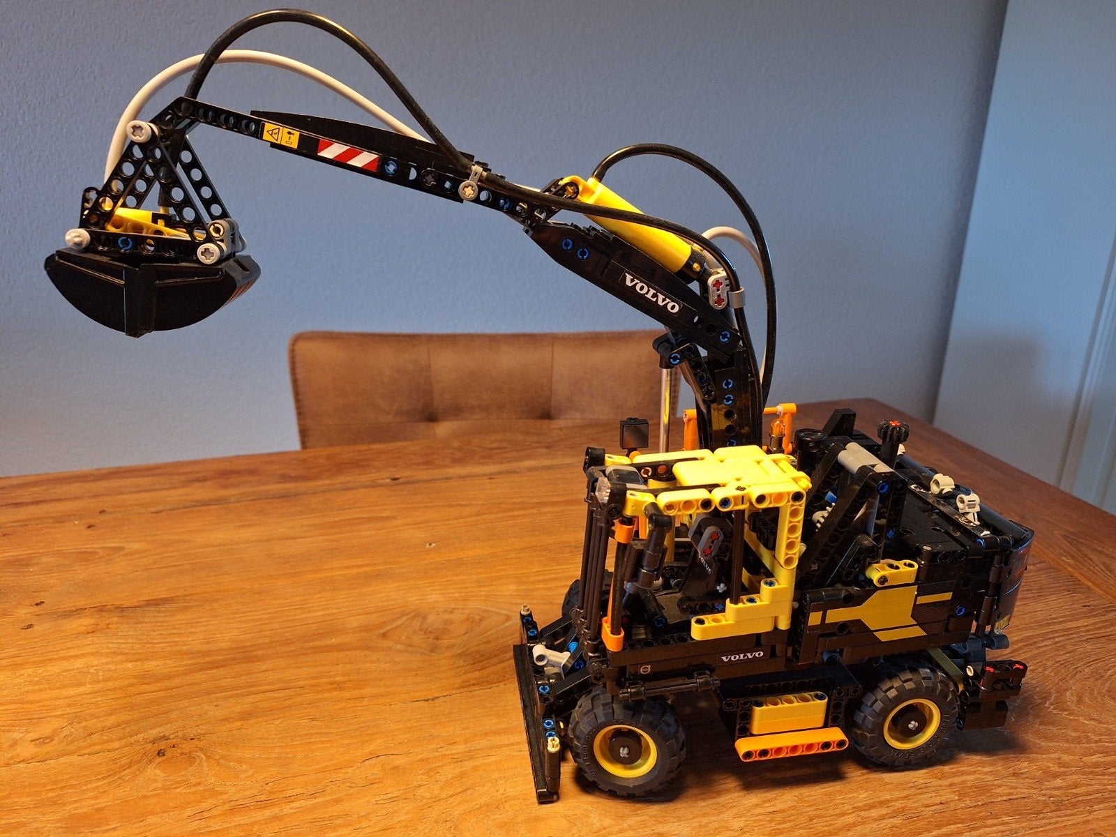Lego Technic 42053 Volvo EW160E, Hobby en Vrije tijd, Ophalen of Verzenden, Gebruikt, Overige schalen, Auto onroad