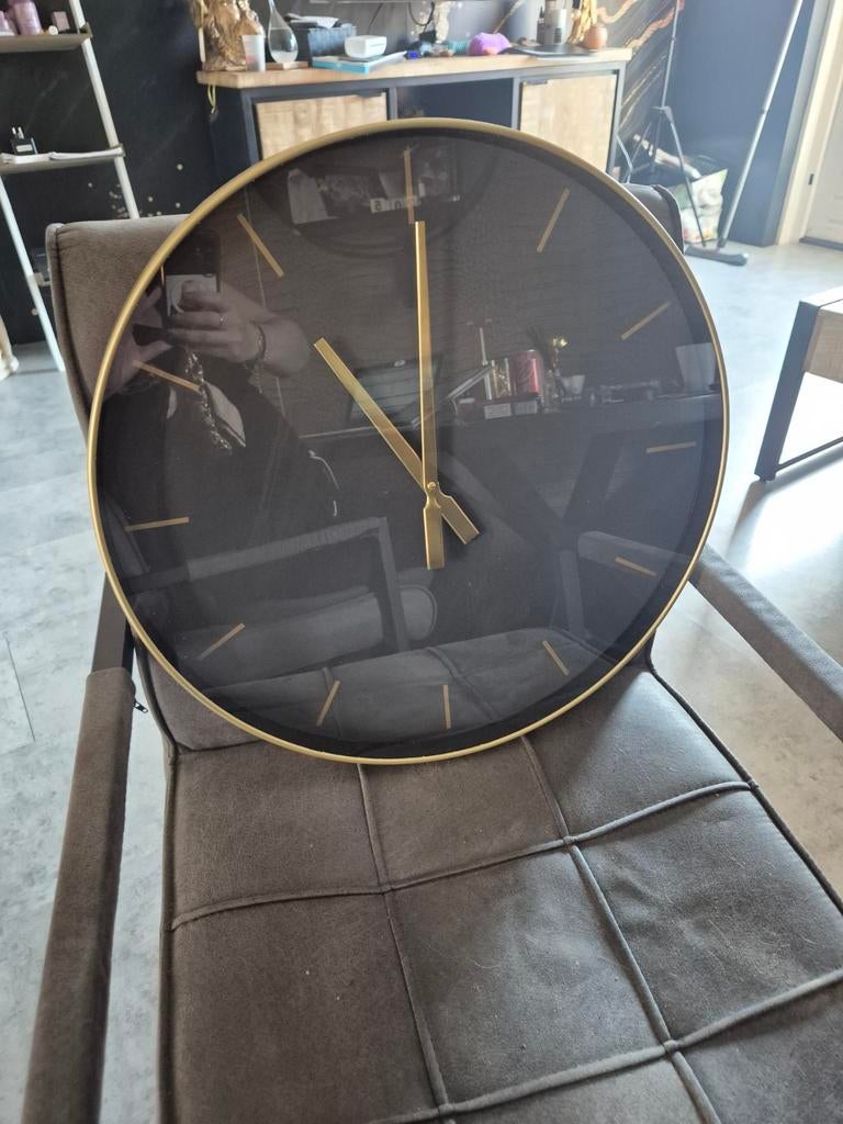 Moderne Wandklok Goud Zwart - Stijlvol Design, Ophalen, Zo goed als nieuw, Analoog, Wandklok