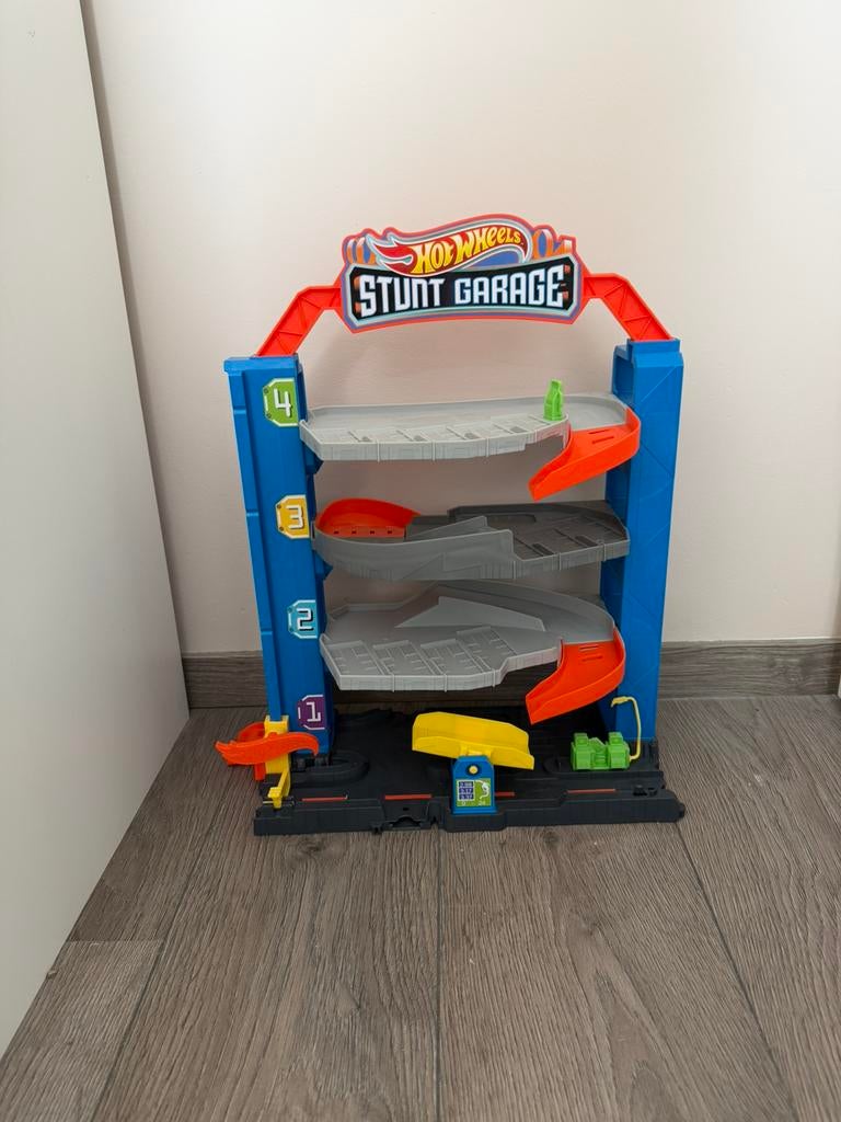 Hotwheels stunt garage, Kinderen en Baby's, Speelgoed | Racebanen, Ophalen, Zo goed als nieuw, Handmatig, Hot Wheels