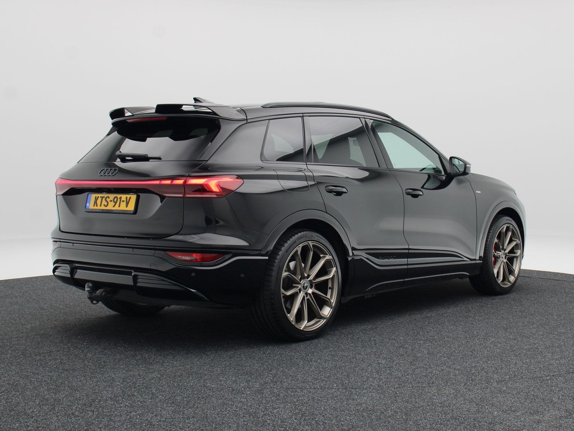 Audi Q6 e-tron Edition Performance 100 kWh 306 Pk S-Line | 2, Auto's, Automaat, Dealer onderhouden, Gebruikt, 2000 kg