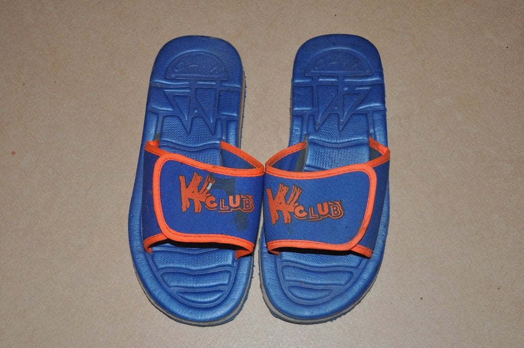 Oranje/blauwe K-club teenslipper - maat 38, Slippers, Kito, Blauw, Ophalen of Verzenden
