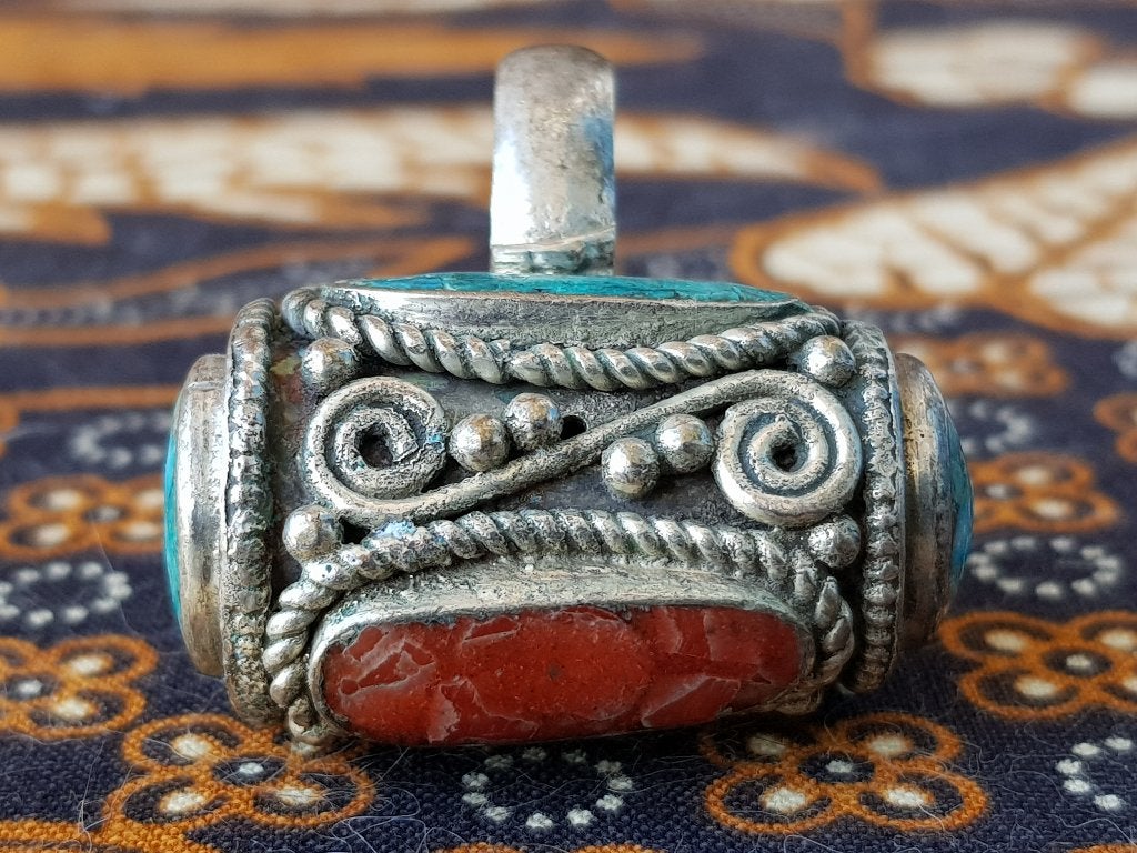 Mooie oude zilverbrons ring uit Nepal met stenen 4 cm.