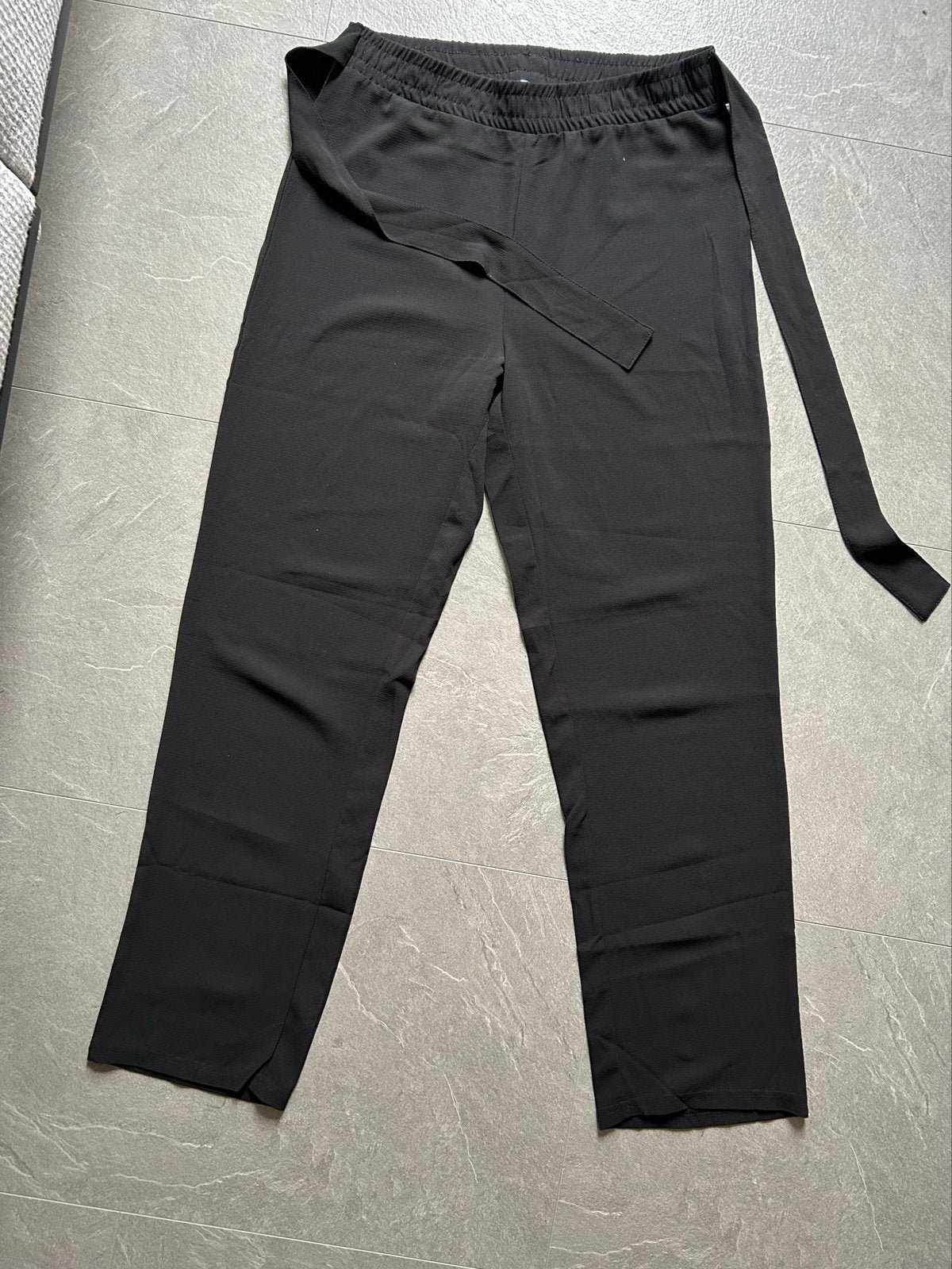 Zwarte broek met strikceintuur - True Spirit, Kleding | Dames, Broeken en Pantalons, Maat 38/40 (M), Zwart, Ophalen of Verzenden
