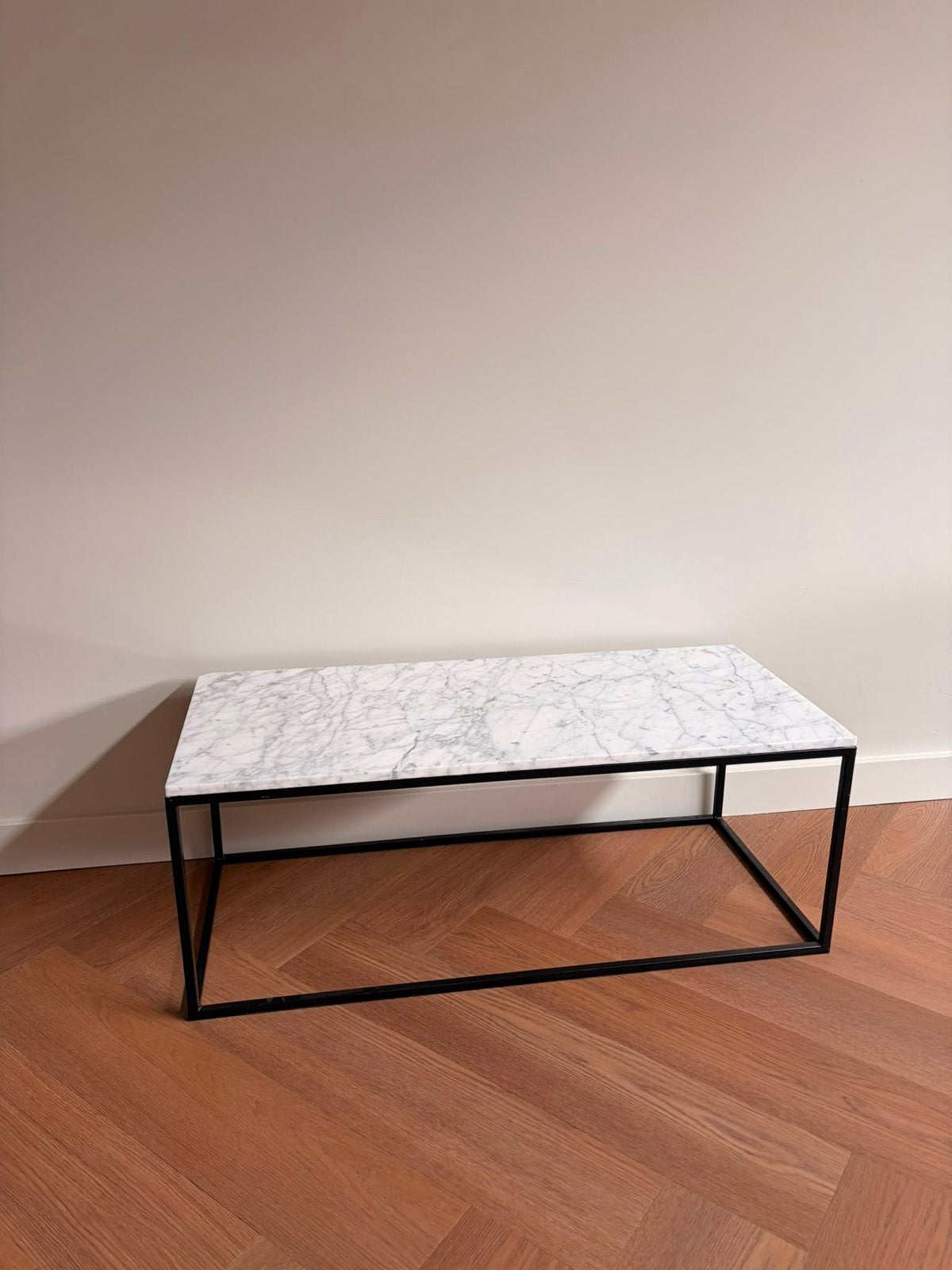 Salontafel marmer met zwart metalen onderstel, Ophalen, Overige materialen, Gebruikt, 50 tot 100 cm