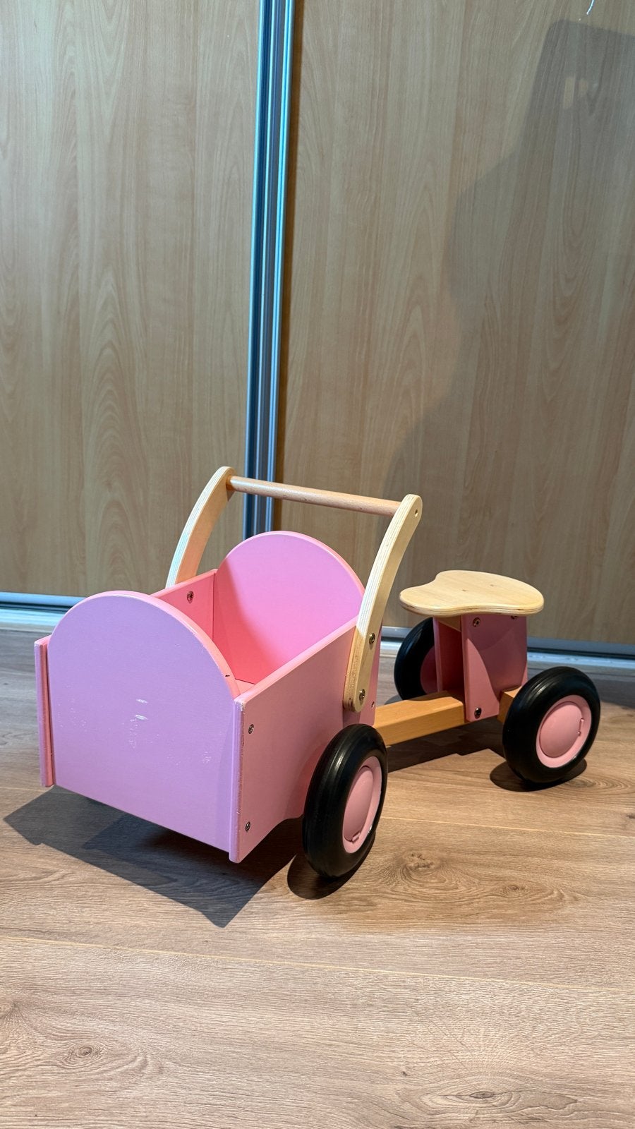 Roze houten loopfiets - bakfiets, Kinderen en Baby's, Speelgoed | Buiten | Voertuigen en Loopfietsen, Gebruikt, Loopfiets, Ophalen
