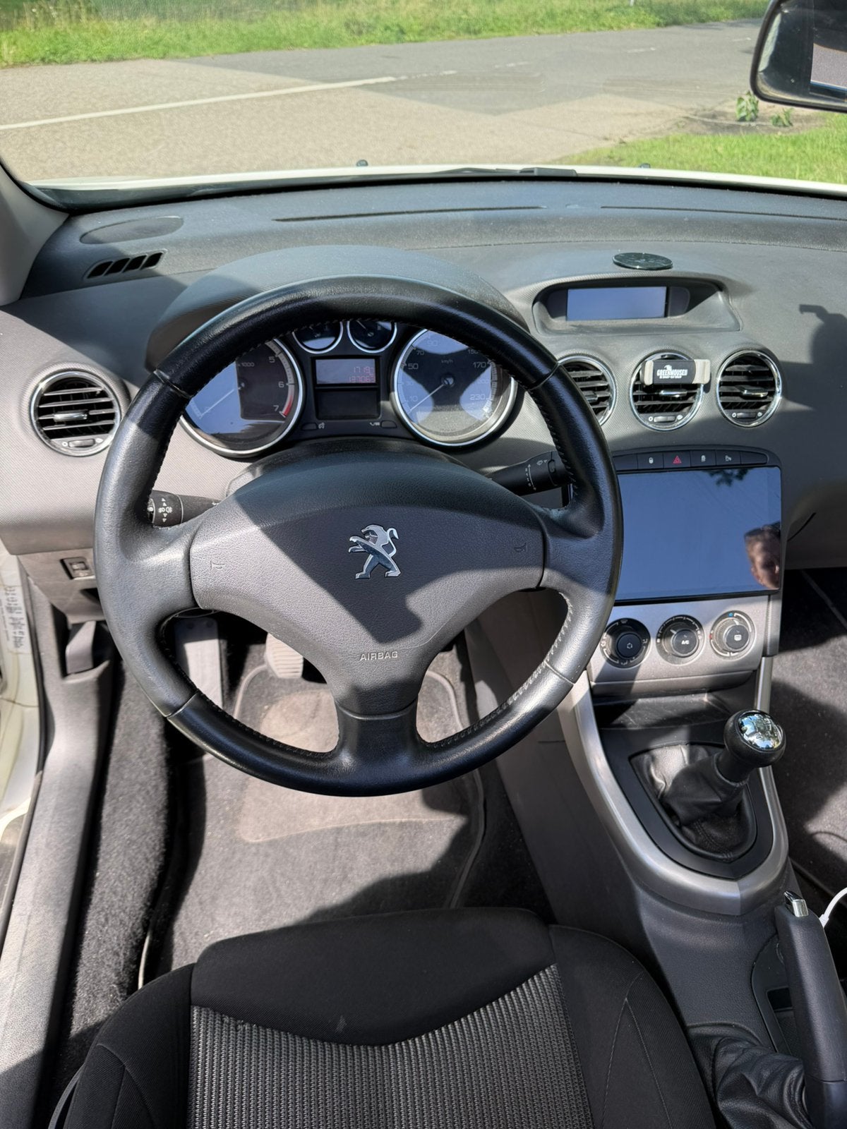 Foto 14 van Peugeot 308 1.6 VTI CC 2011 Wit facelift