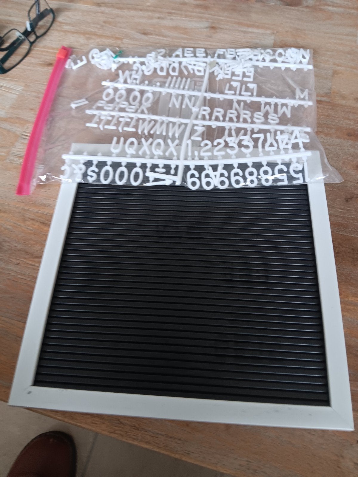 Letterbord met witte letters en cijfers, Tekstbord, Ophalen of Verzenden, Zo goed als nieuw, Kunststof