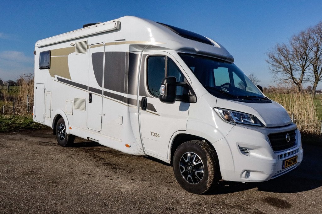 Carado T334 Half-integraal OMNISTOR | TREKH. | CAM. | DAKAIR, Caravans en Kamperen, Campers, Auto Roest bv, Ringverwarming, Luifel