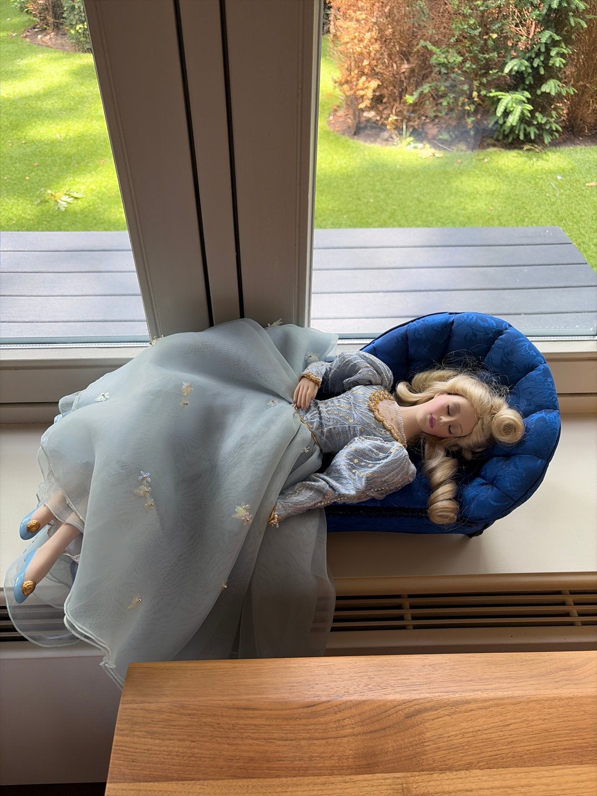 Prachtige porcelein sleeping beauty op sofa, Verzamelen, Ophalen of Verzenden, Zo goed als nieuw, Fashion Doll