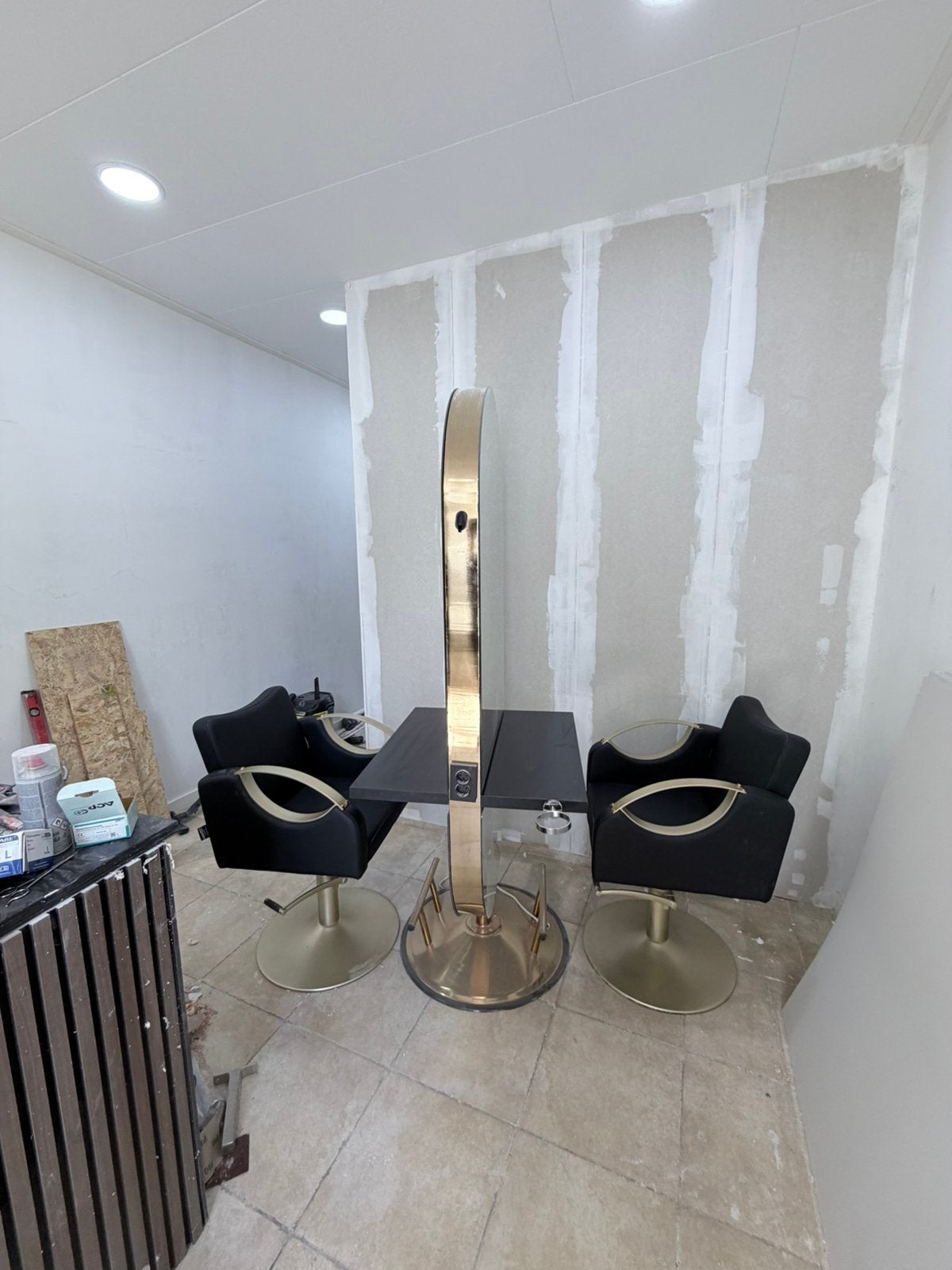 Te koop mooi kapsalon set spiegel en stoelen, Ophalen, Zo goed als nieuw, Bruin