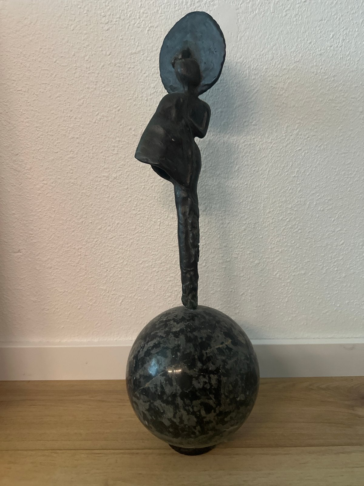 Abstracte sculptuur 'Vrouw op bol' - Metaal en Steen, Zwart, Op sokkel, Beeld, Modern