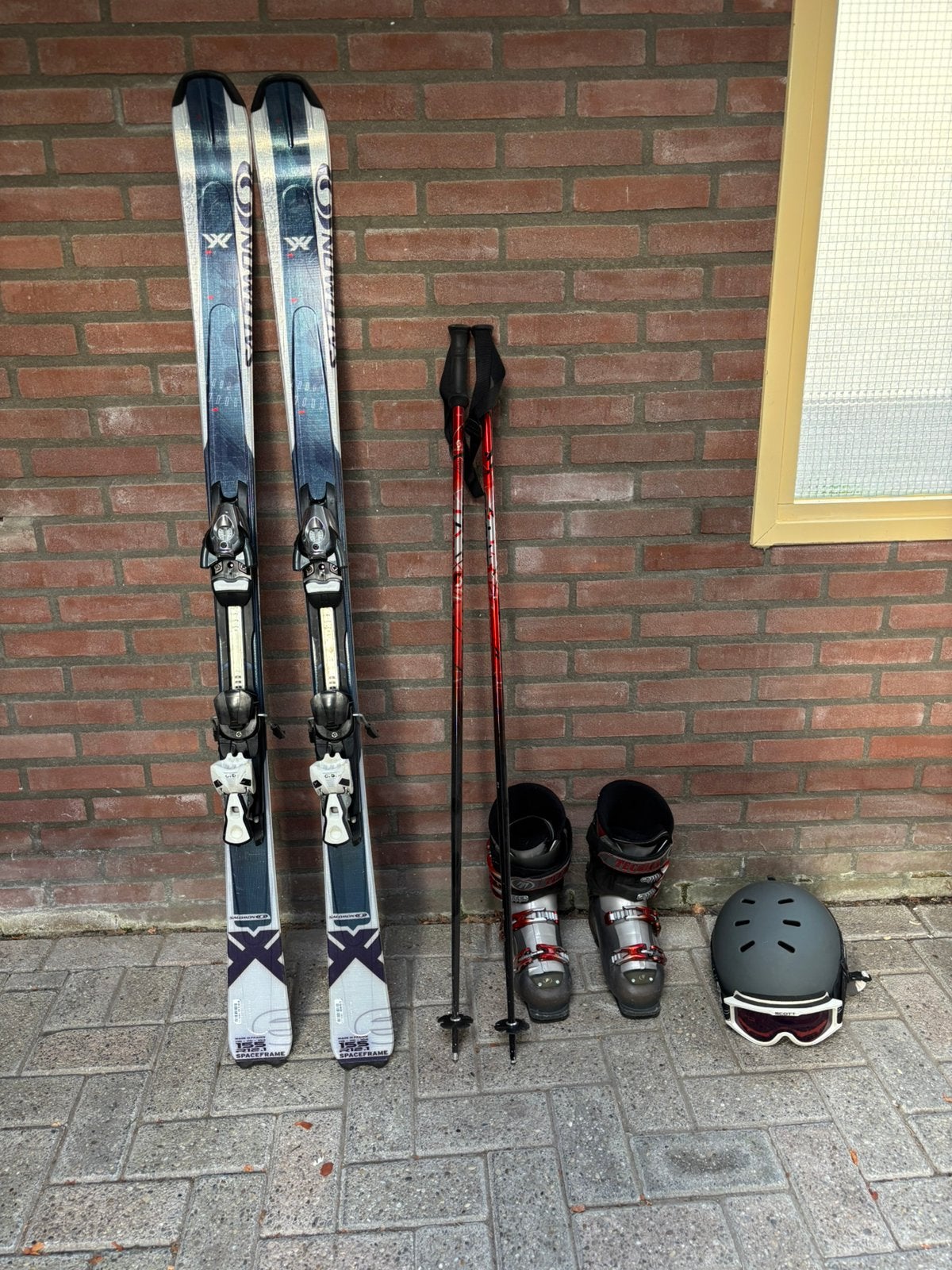 Salomon ski's met Tecnica schoenen, helm,  bril en stokken, Sport en Fitness, Ophalen, 140 tot 160 cm, Gebruikt, Salomon