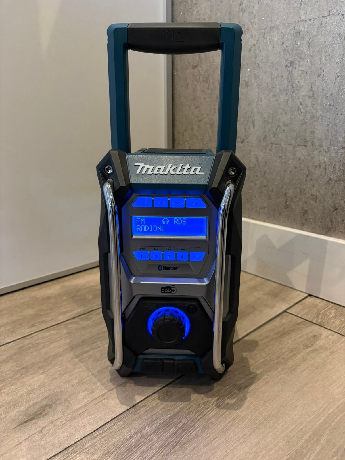 Makita MR004G DAB+ / Bluetooth bouwradio – amper gebruikt