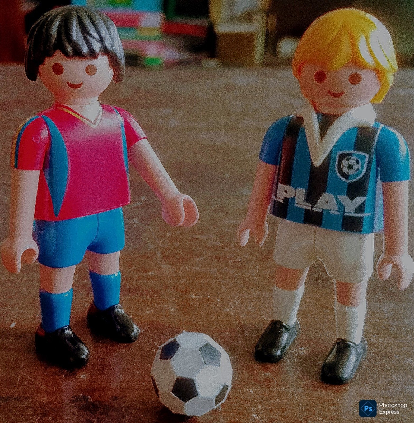 Twee Voetballers Rood-Blauw En Lila-Zwart Met Bal, Ophalen of Verzenden, Gebruikt, Losse onderdelen