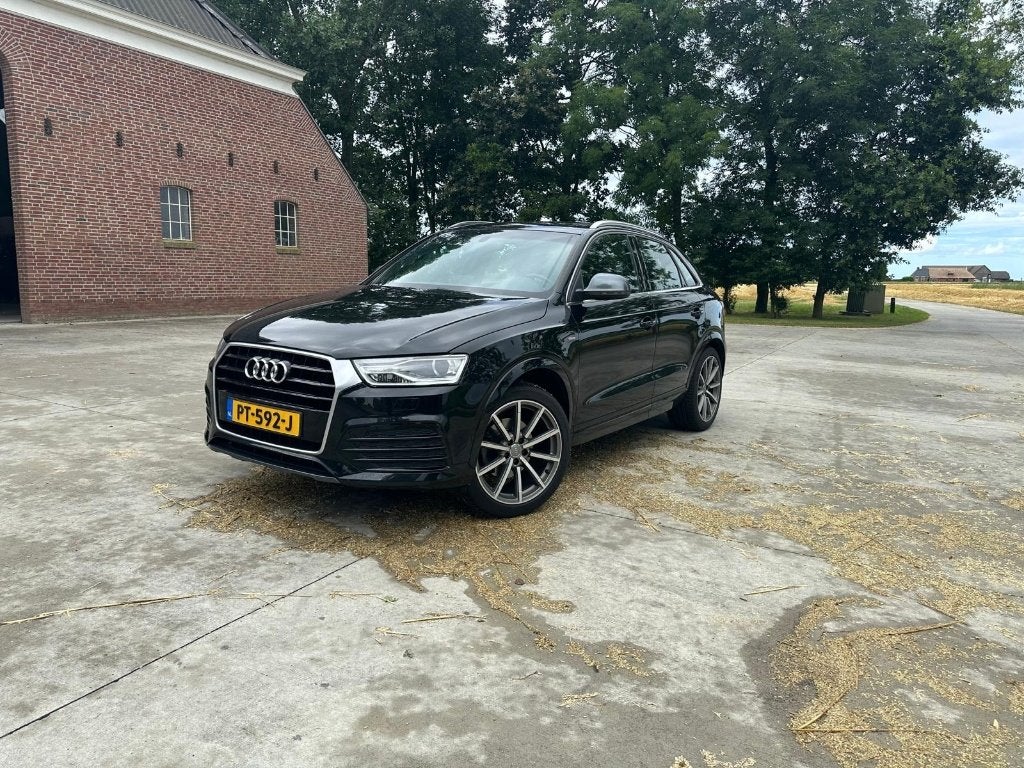 Audi Q3 1.4 TFSI S line Automaat | Panoramadak | Trekhaak, 1380 kg, 1800 kg, Zwart, 4 cilinders