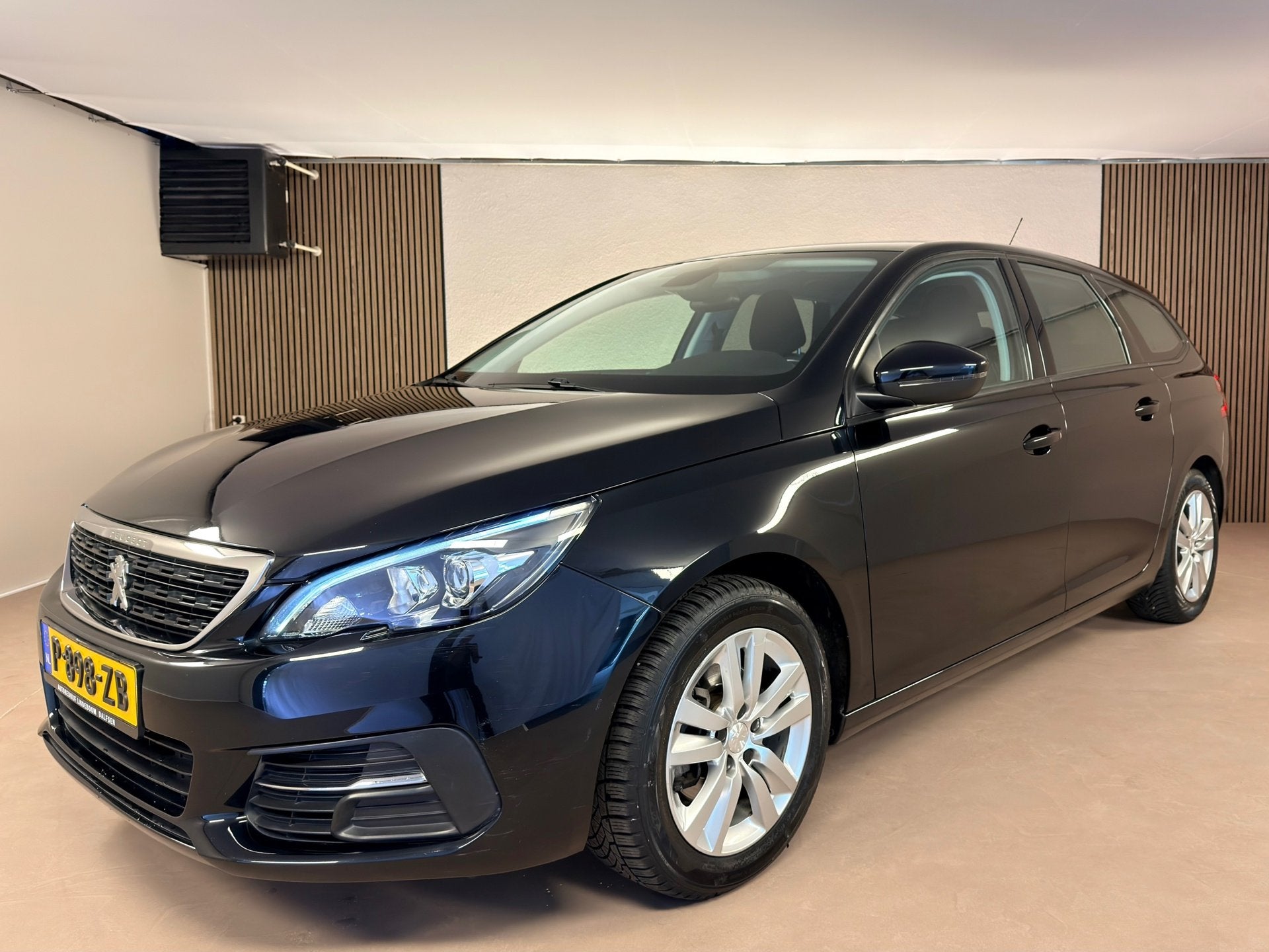 Peugeot 308 SW 1.2 PureTech Active Trekhaak, All Season band, Voorwielaandrijving, Stof, Gebruikt, 1199 cc