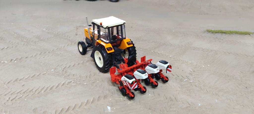 Kuhn 4 rijige maiszaaimachine. Replicagri, Overige merken, R, Tractor of Landbouw, R