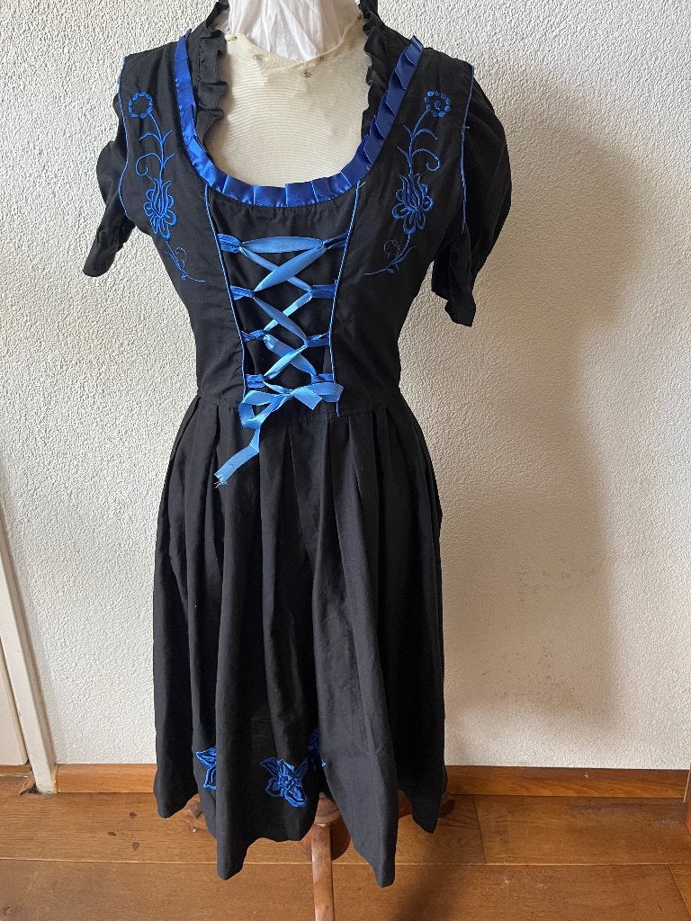 zwarte Dirndl met blauw accenten en zwarte blouse mt 38 n 29, Kleding | Dames, Maat 38/40 (M), Ophalen of Verzenden, Overige thema's