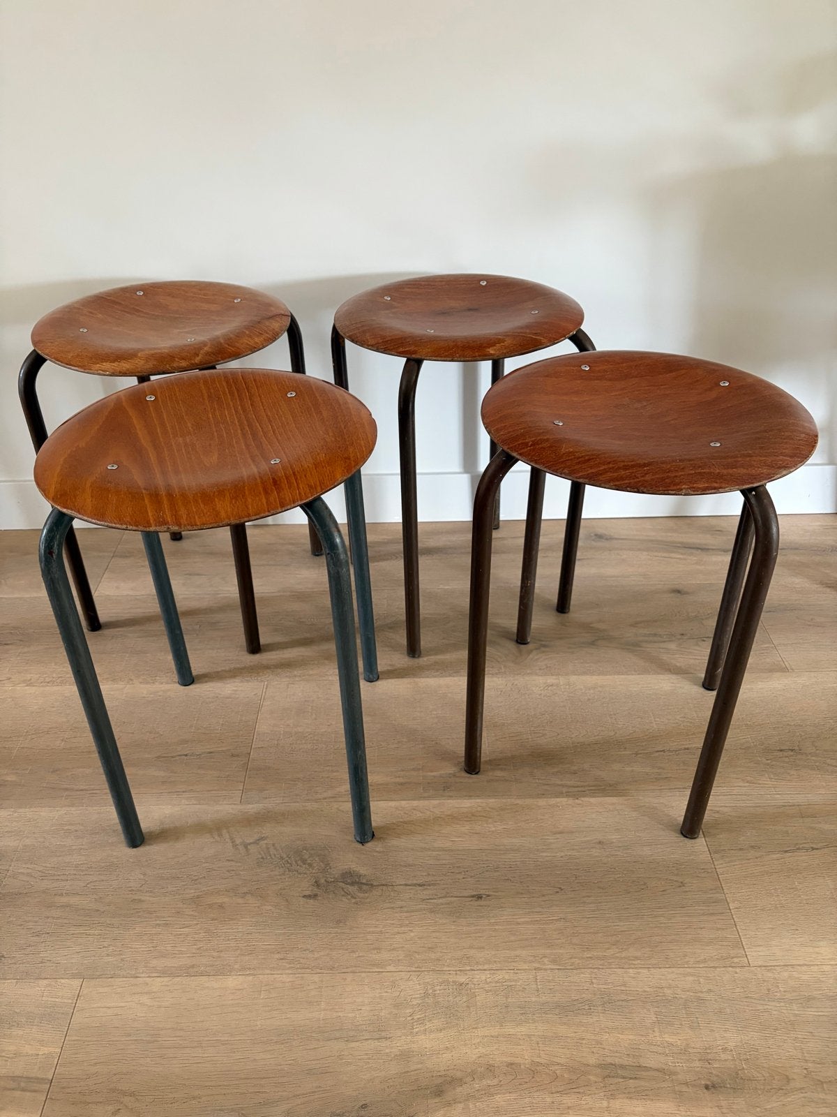 Set van 4 Industriële Vintage Schoolkrukken, Ophalen, Gebruikt, Hout