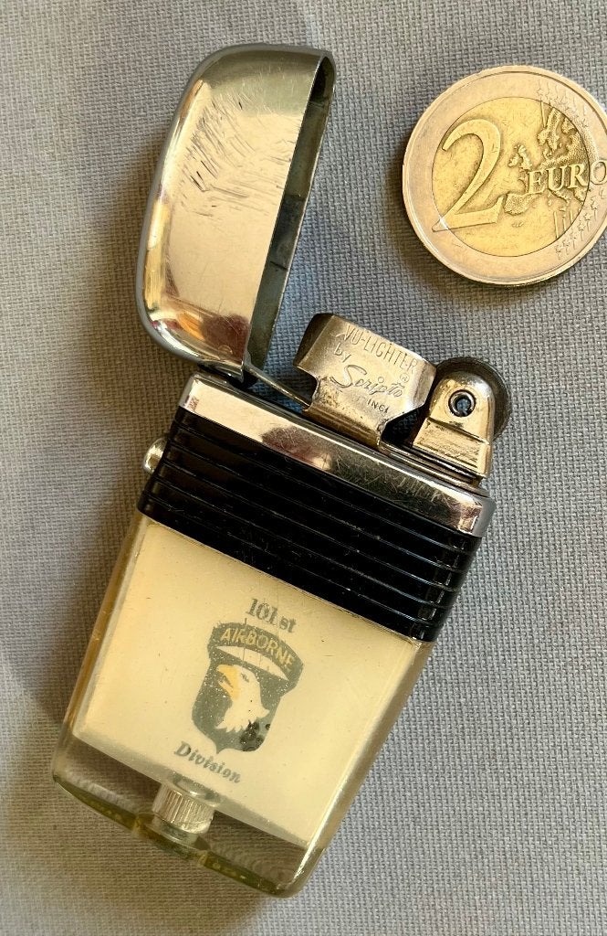 VU aansteker met logo van de 101st Airborne Division, 1950s, Verzamelen, Ophalen of Verzenden, Landmacht, Amerika, Overige typen