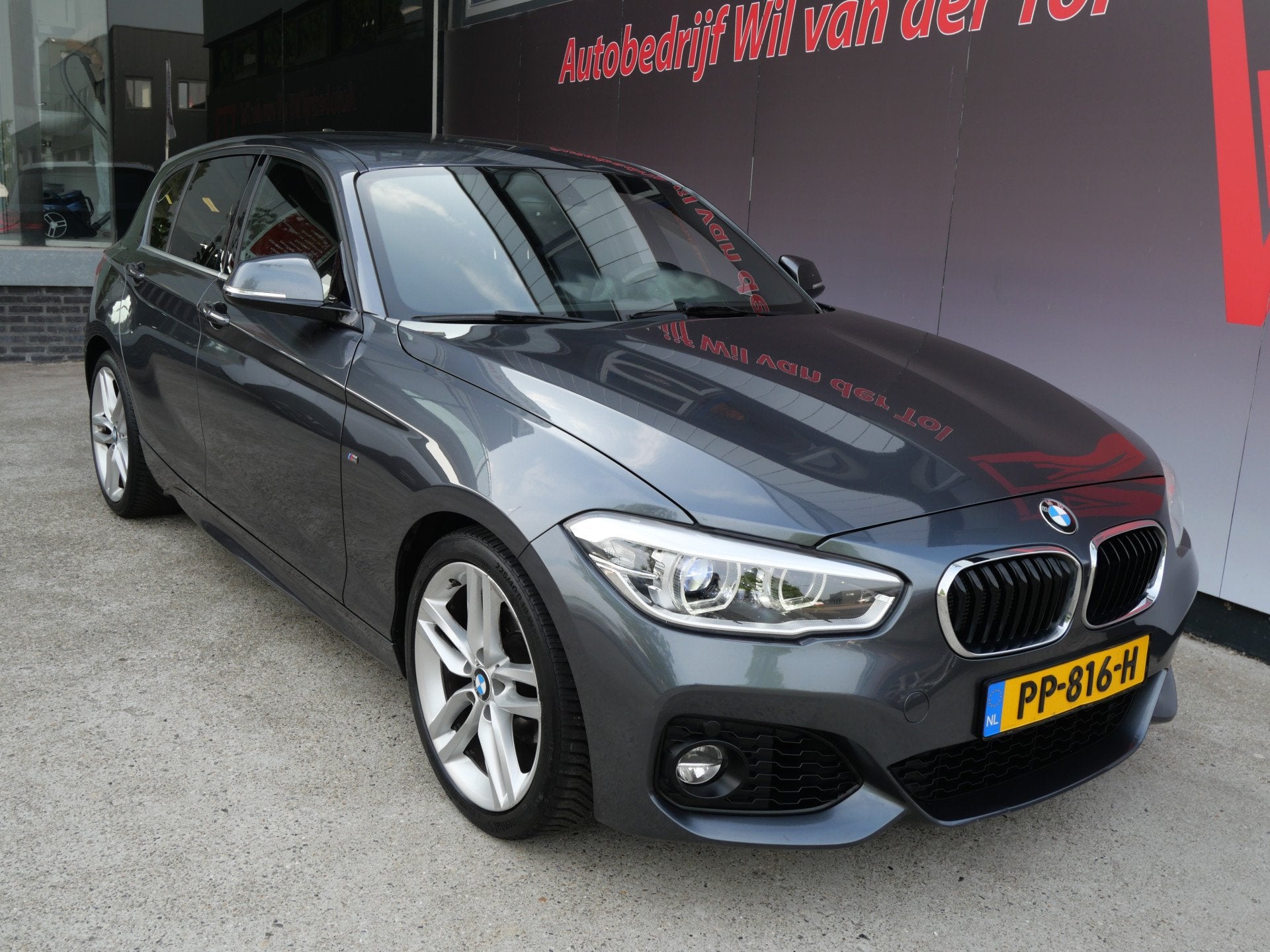BMW 1-serie 118i M-SPORT | AUTOMAAT | BREED NAVI | LED | LEE, Auto's, Gebruikt, Bedrijf, 650 kg, 19 km/l