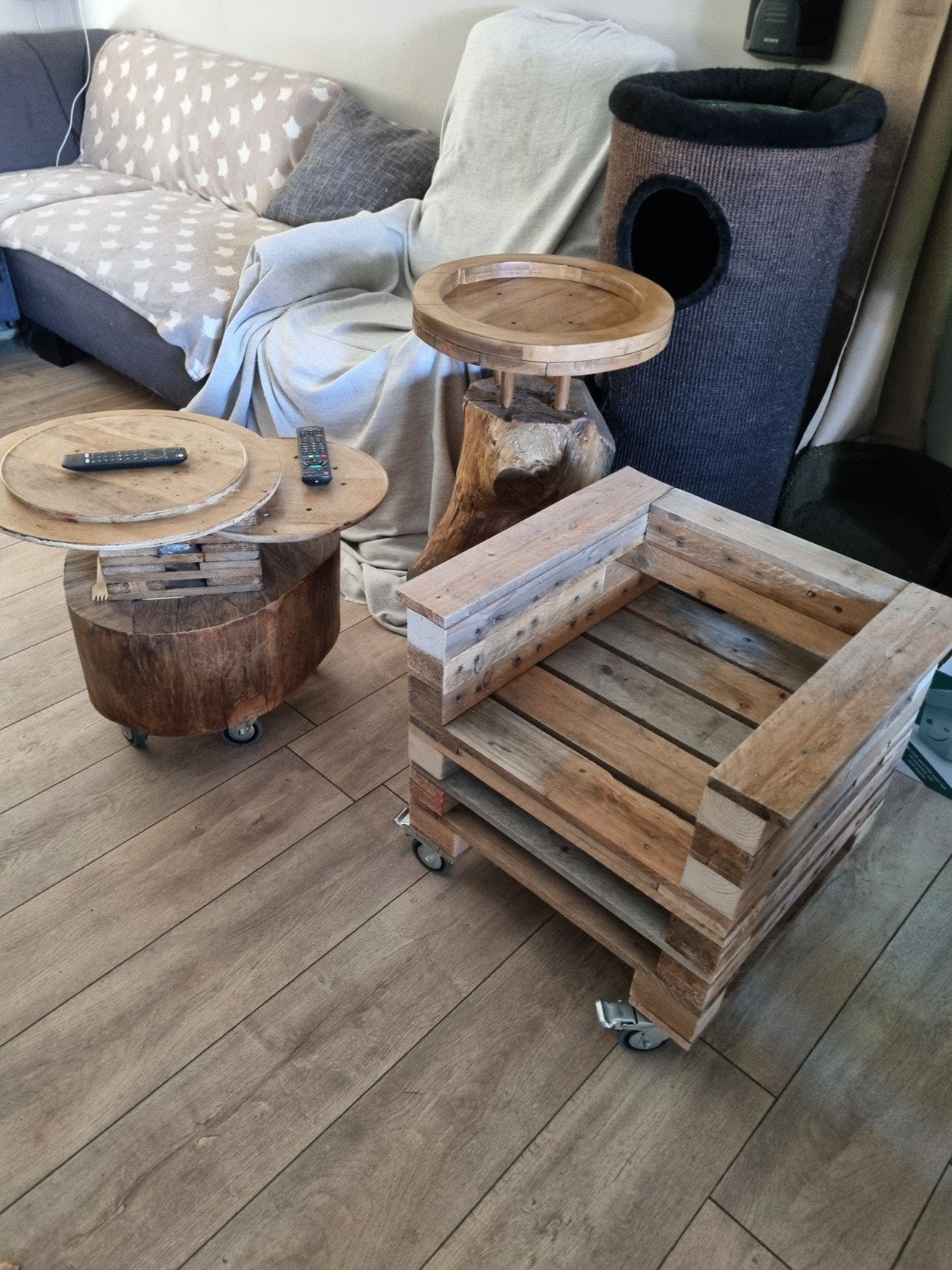 Handgemaakte  unieke bijzettafels/ stoeltje van hout, Huis en Inrichting, Minder dan 55 cm, Gebruikt, Rond, Rustiek, Industrieel