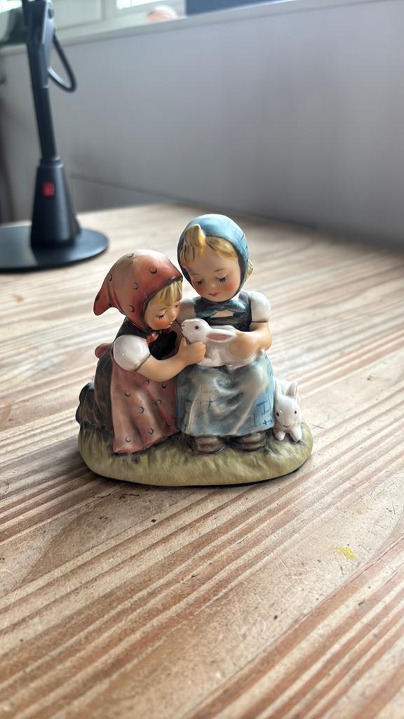 Hummeltje (Goebel) - twee meisje met konijnen, Ophalen, Zo goed als nieuw, Hummel