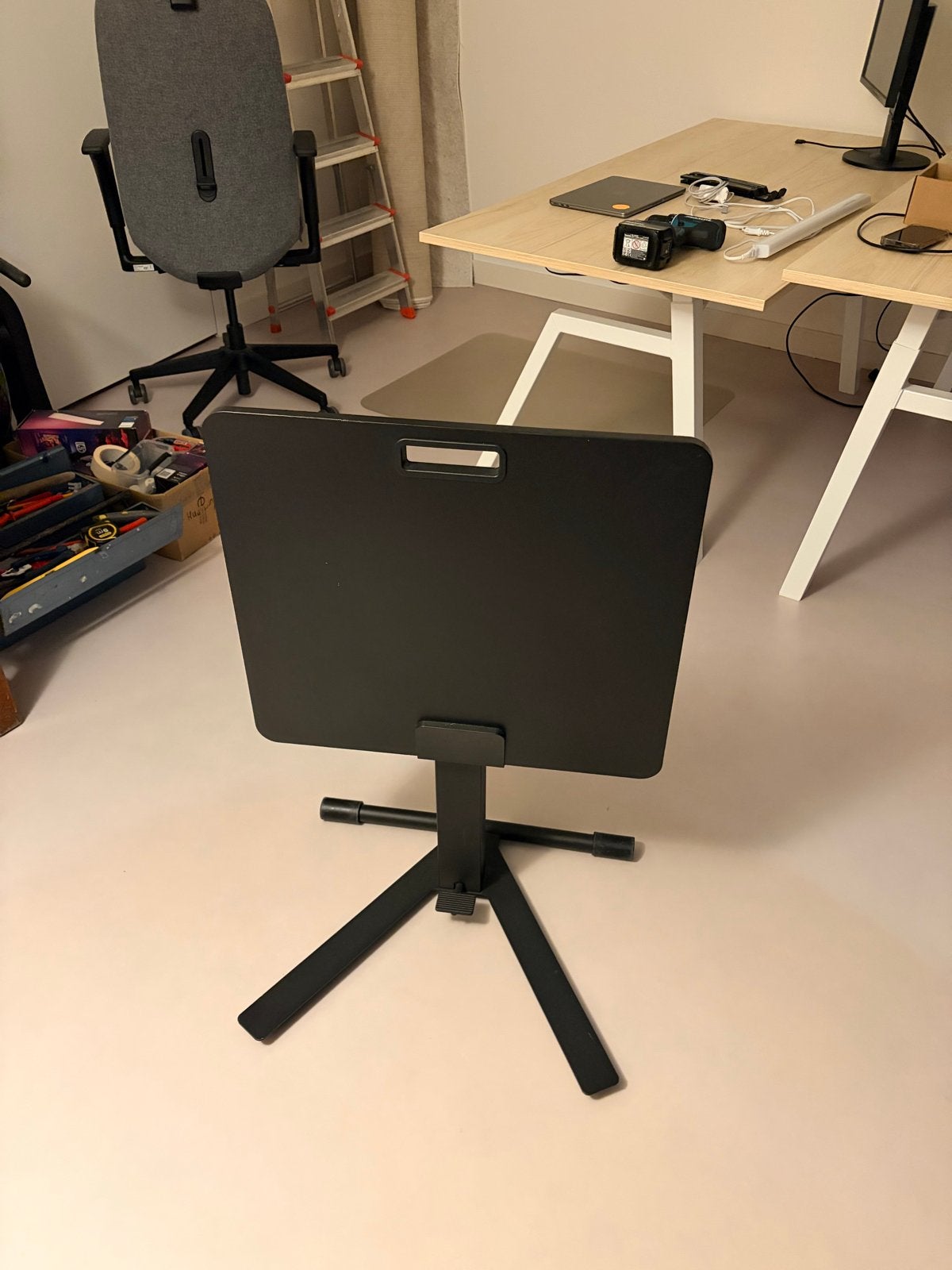 Verstelbare Ikea laptoptafel met wieltjes, zwart, Ophalen, 55 tot 75 cm, Zo goed als nieuw, 60 cm of meer