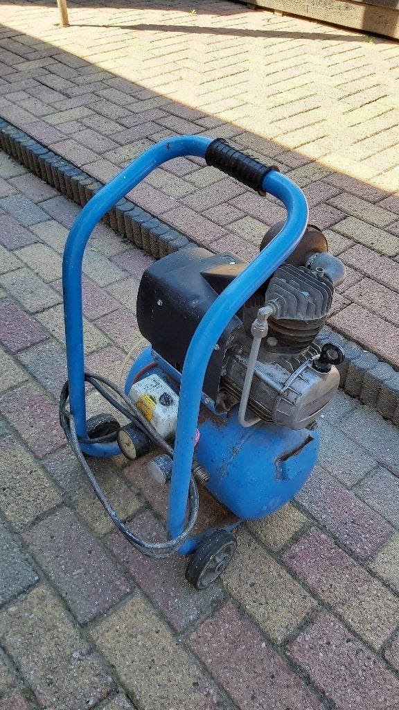Compressor inclusief luchttackers en bandenpomp, Ophalen, Gebruikt, 10 bar of meer, Minder dan 200 liter/min