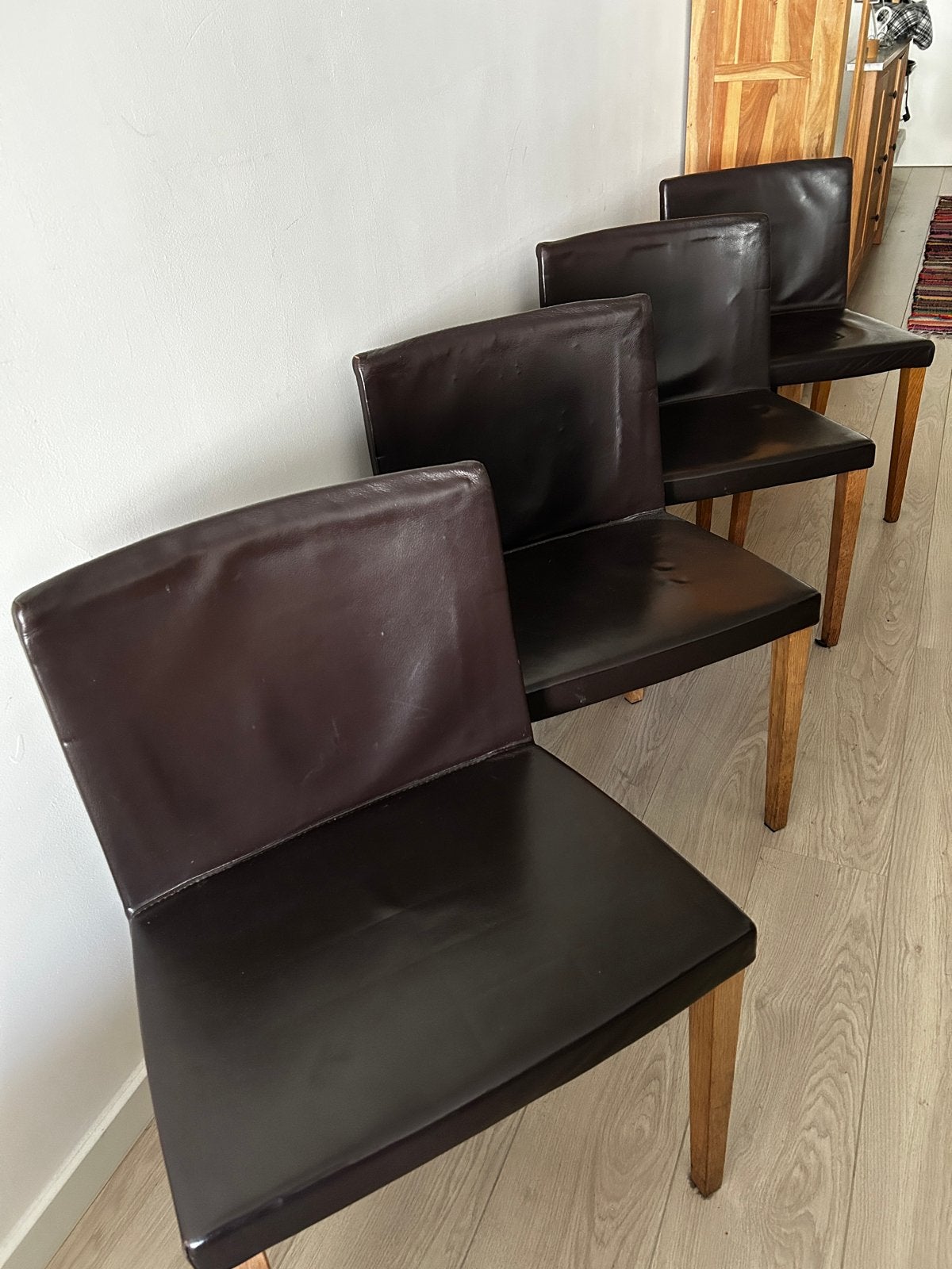 Set of 4 dark brown leather dining chairs, Ophalen, Bruin, Hout, Zo goed als nieuw