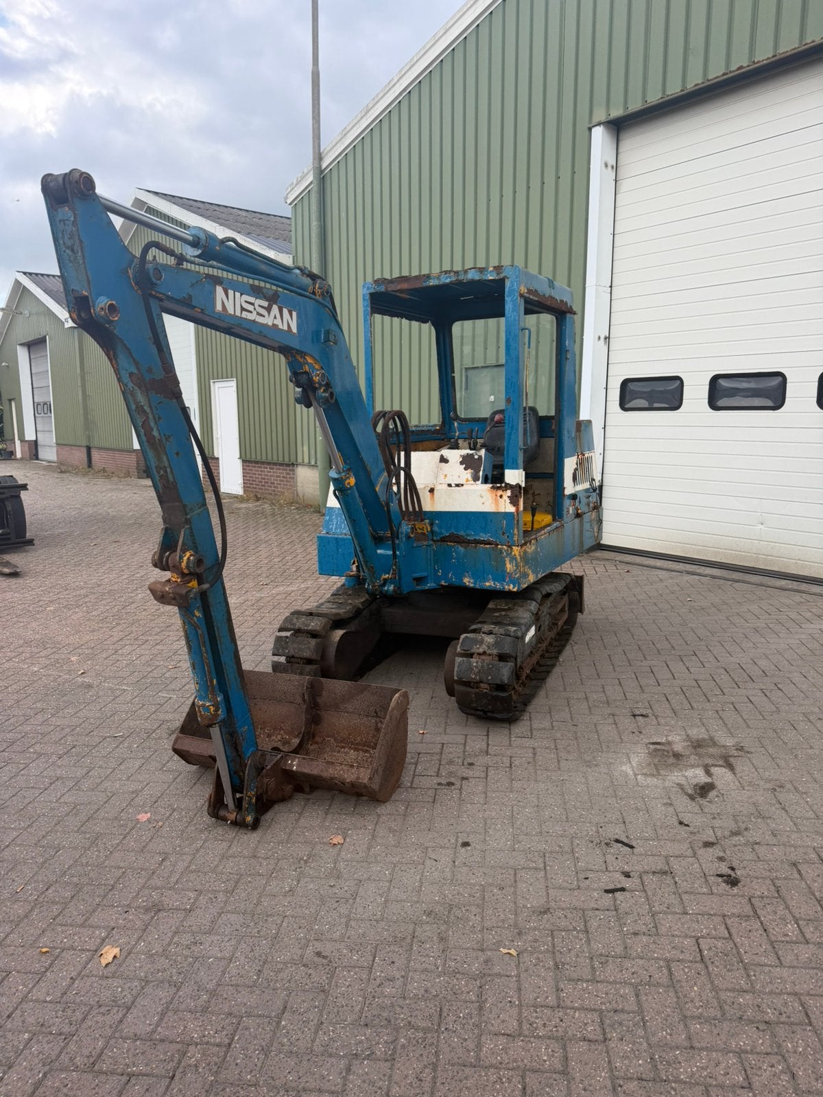 Te koop minigraver nissan 2,5 ton, Ophalen, Graafmachine