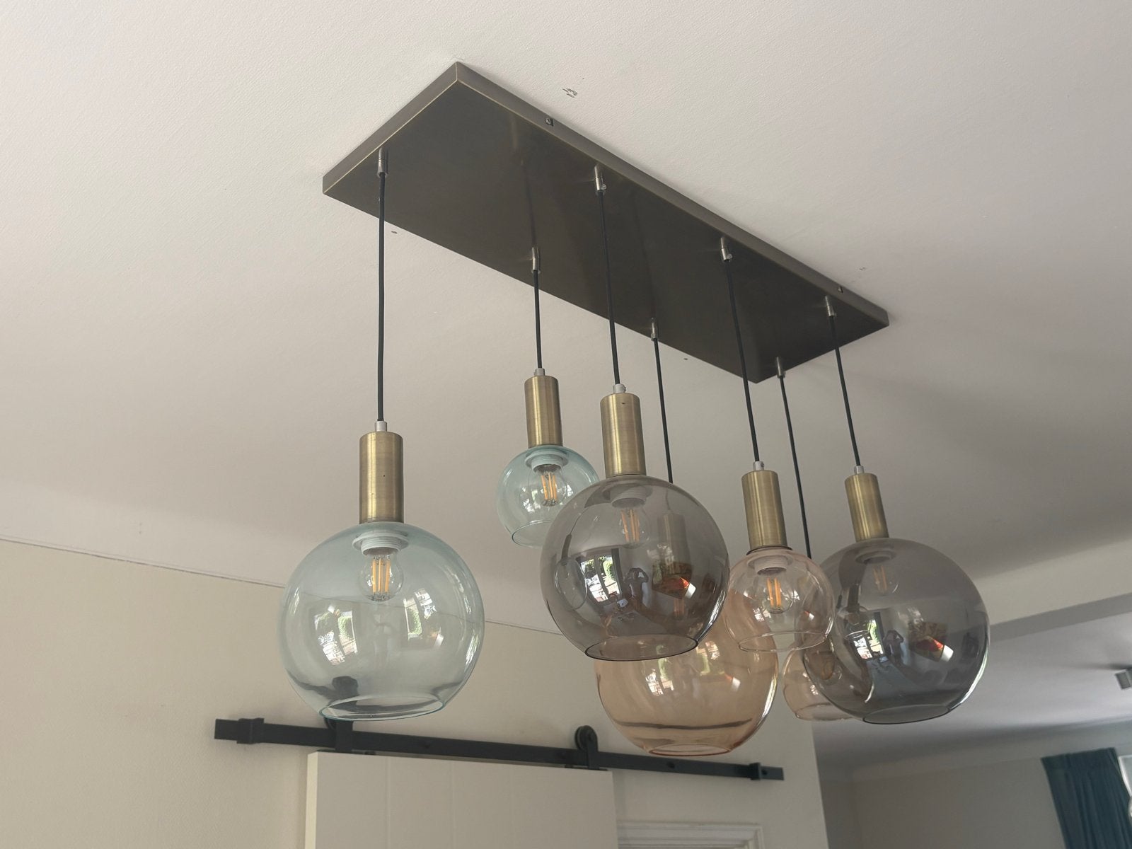 Moderne hanglamp met gekleurde glazen bollen, Ophalen of Verzenden, Zo goed als nieuw, Glas