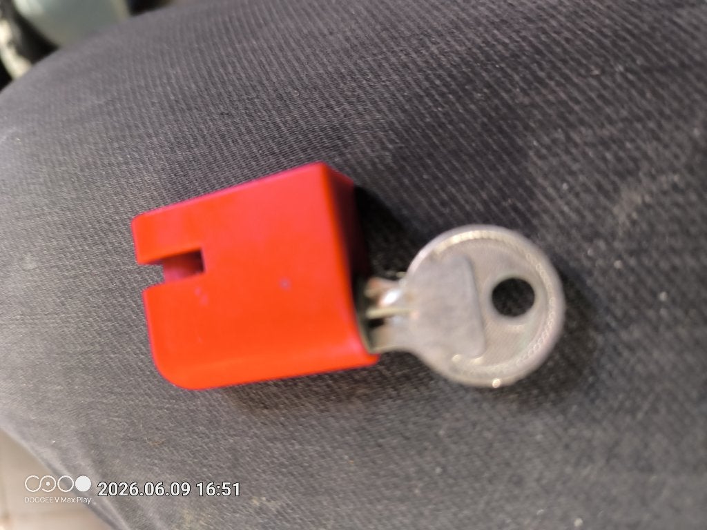 Rood sleutelkapje met sleutel, Ophalen of Verzenden, Gebruikt, Overige materialen, Staande brievenbus