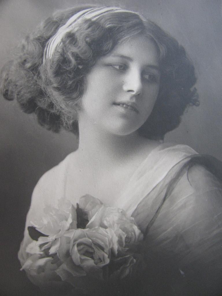 Antieke Kaart uit 1912 - Jugendstil Dame met Corsage Bloemen, Verzenden, Voor 1920, Gelopen, Overige thema's