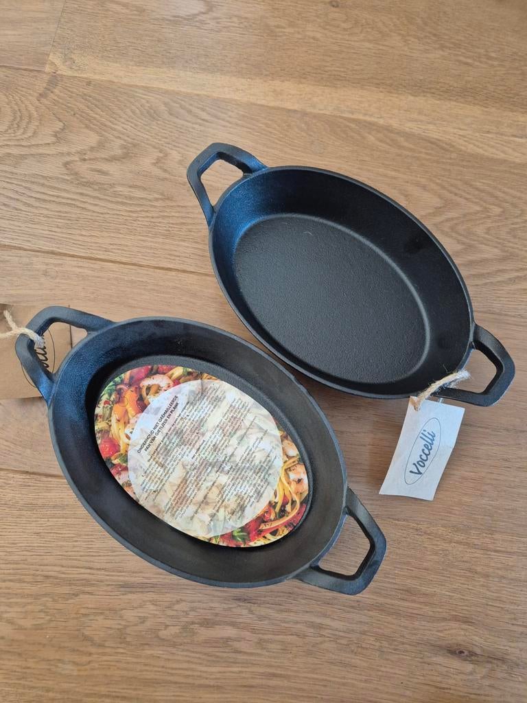Set van 2 Vocelli gietijzeren ovale pannen 22cm, Huis en Inrichting, Keuken | Potten en Pannen, Ophalen of Verzenden, Nieuw, Gietijzer