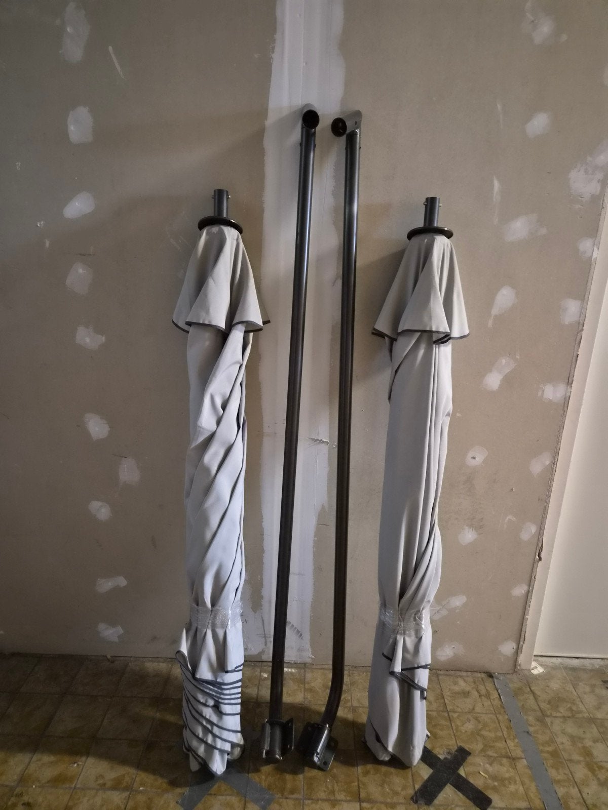 2 Muurparasols Boa Vista 3M Lichtgrijs - Outdoor Style, Tuin en Terras, Ophalen, Zo goed als nieuw, 3 tot 4 meter, Muurparasol