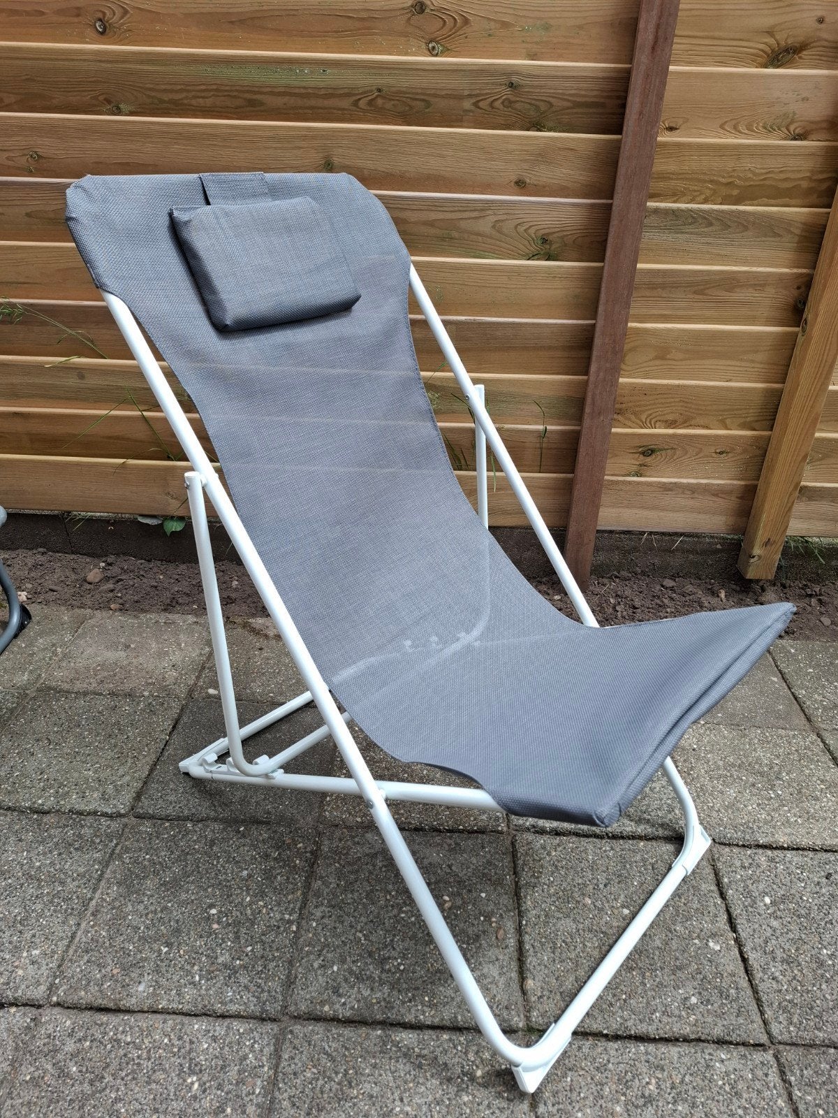 Leuk grijs wit klapstoeltje. Stoel., Tuin en Terras, Ligbedden, Ophalen, Nieuw, Kunststof, Verstelbaar